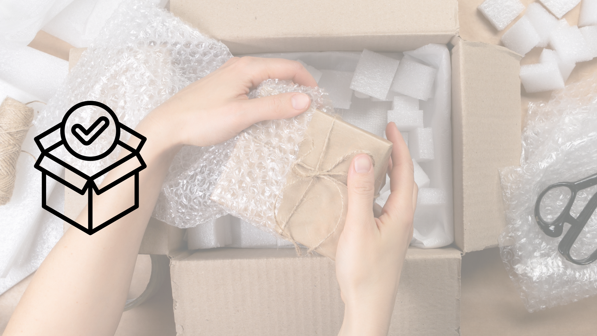 Close up a una persona envolviendo un producto en una caja de cartón en un escritorio