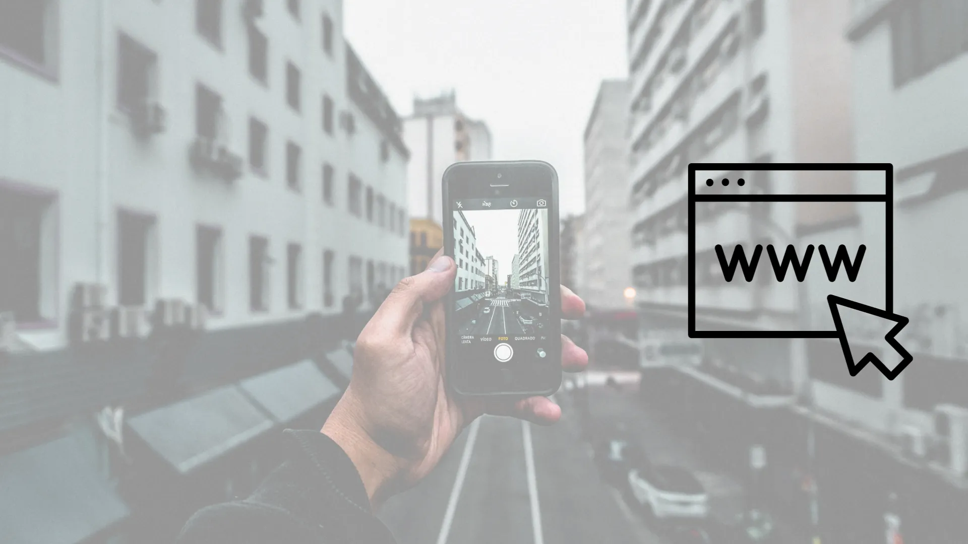 Persona con smartphone tomando fotografia de una calle