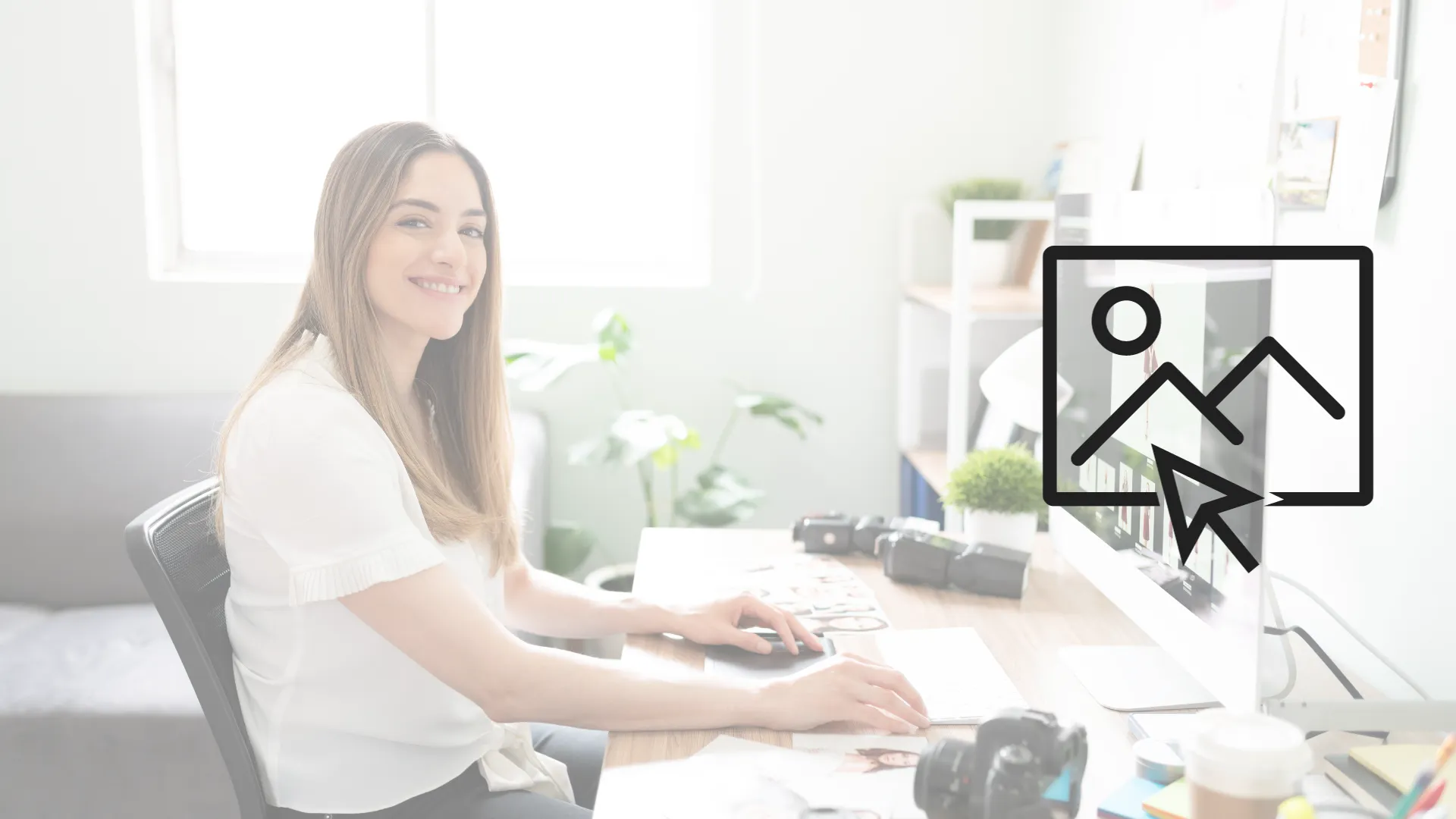 Mujer caucasica sonriendo frente computadora de escritorio en oficina
