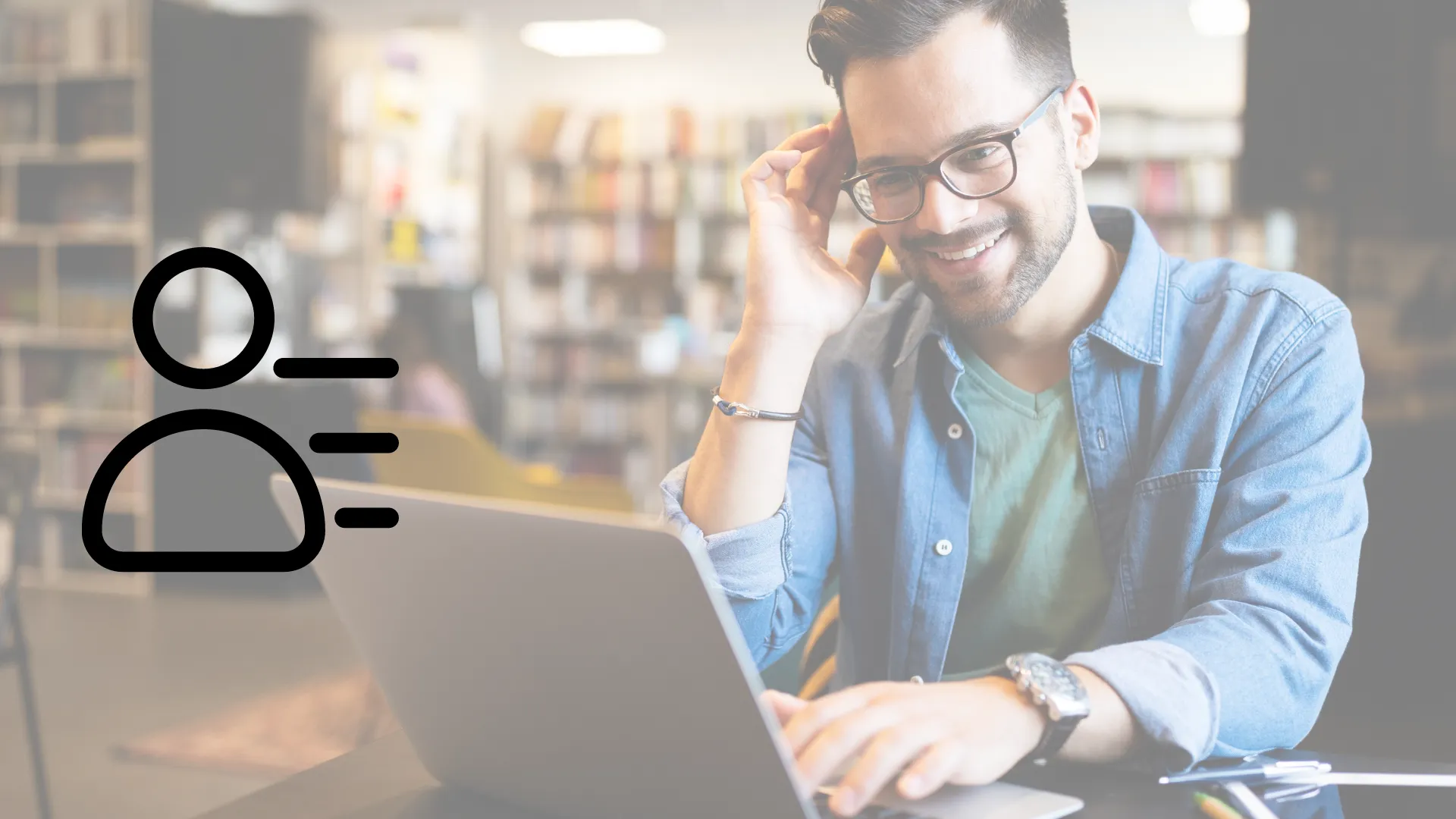 Hombre laltino frente laptop en lobby sonriendo