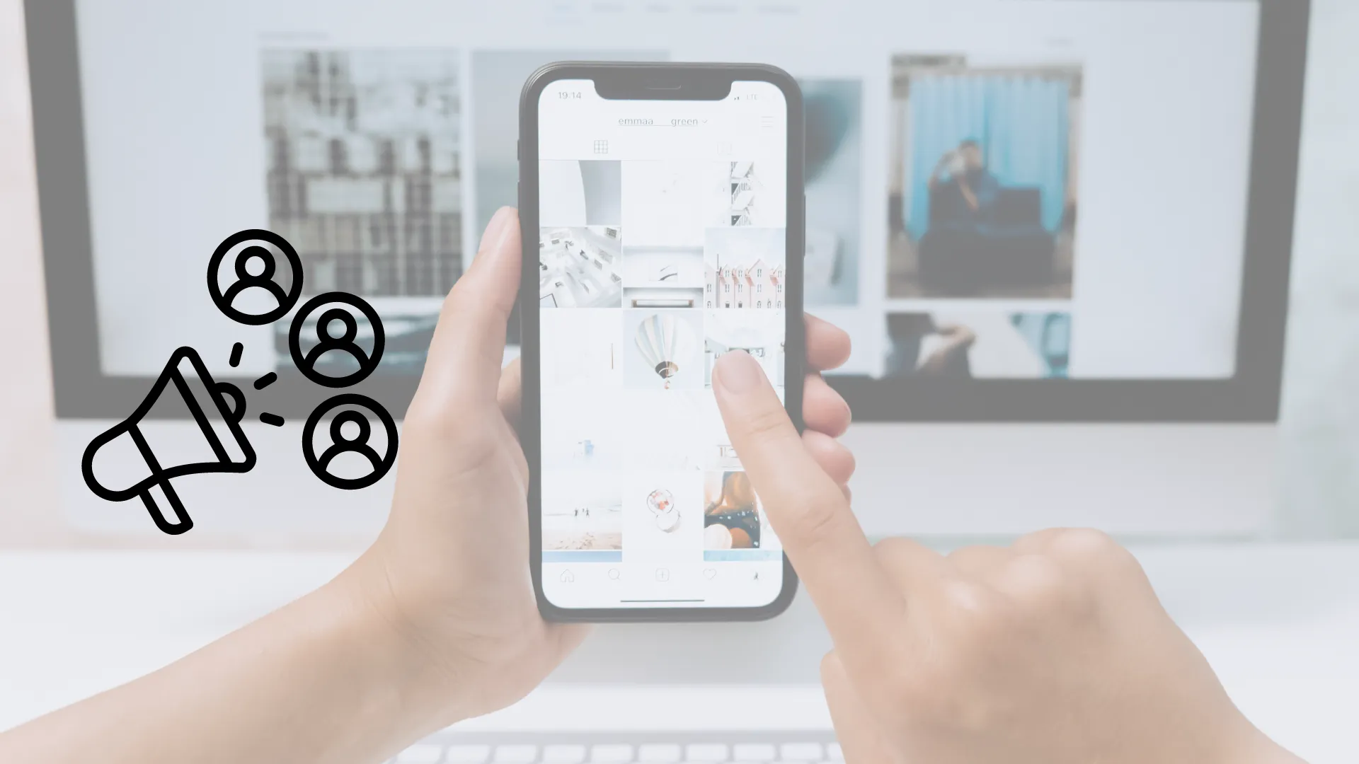 Manos utilizando app de Instagram en Smartphone, en un esctorio blanco con un computadora de escritorio atrás