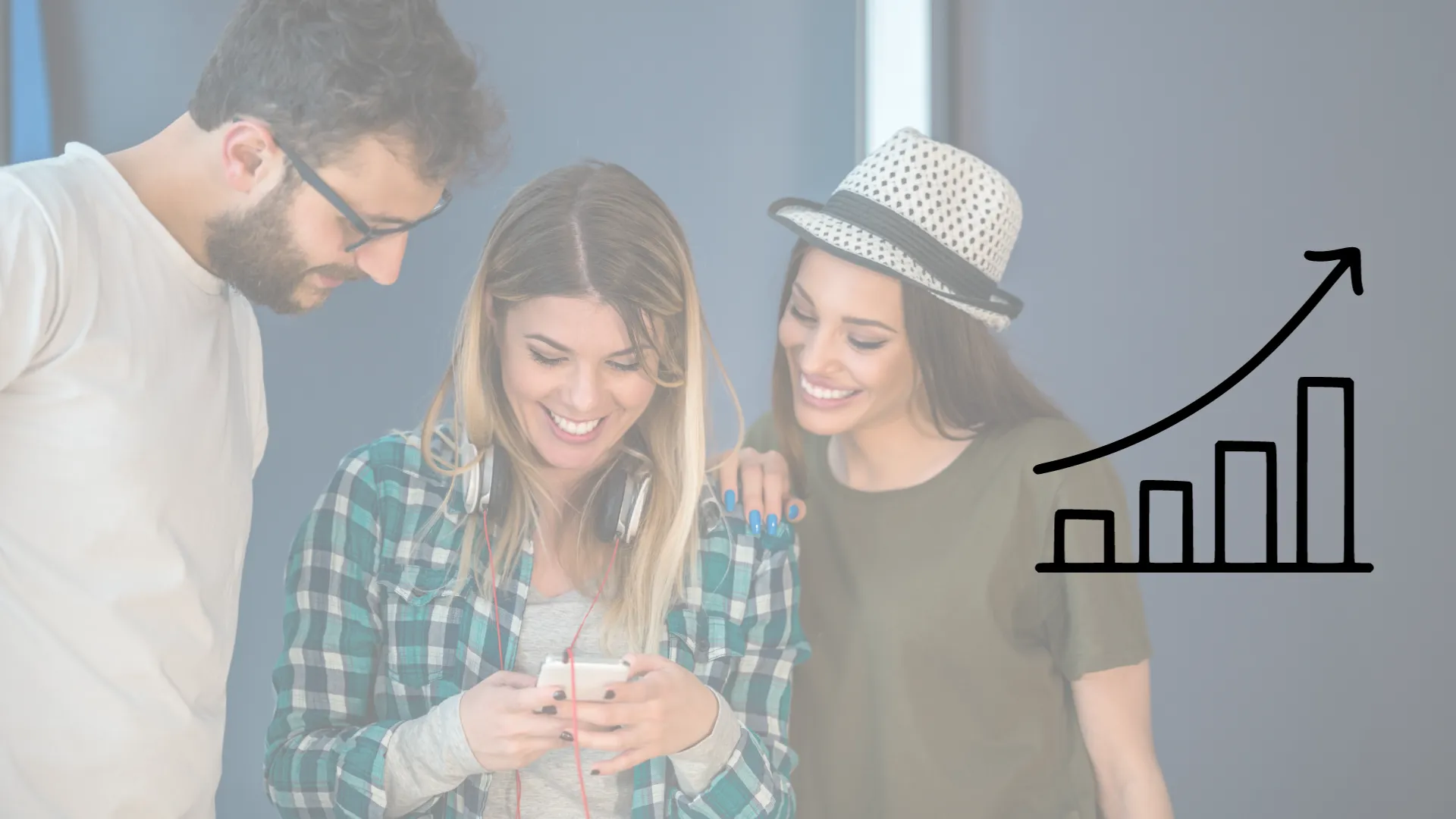 Jóvenes viendo smartphone sonrientes