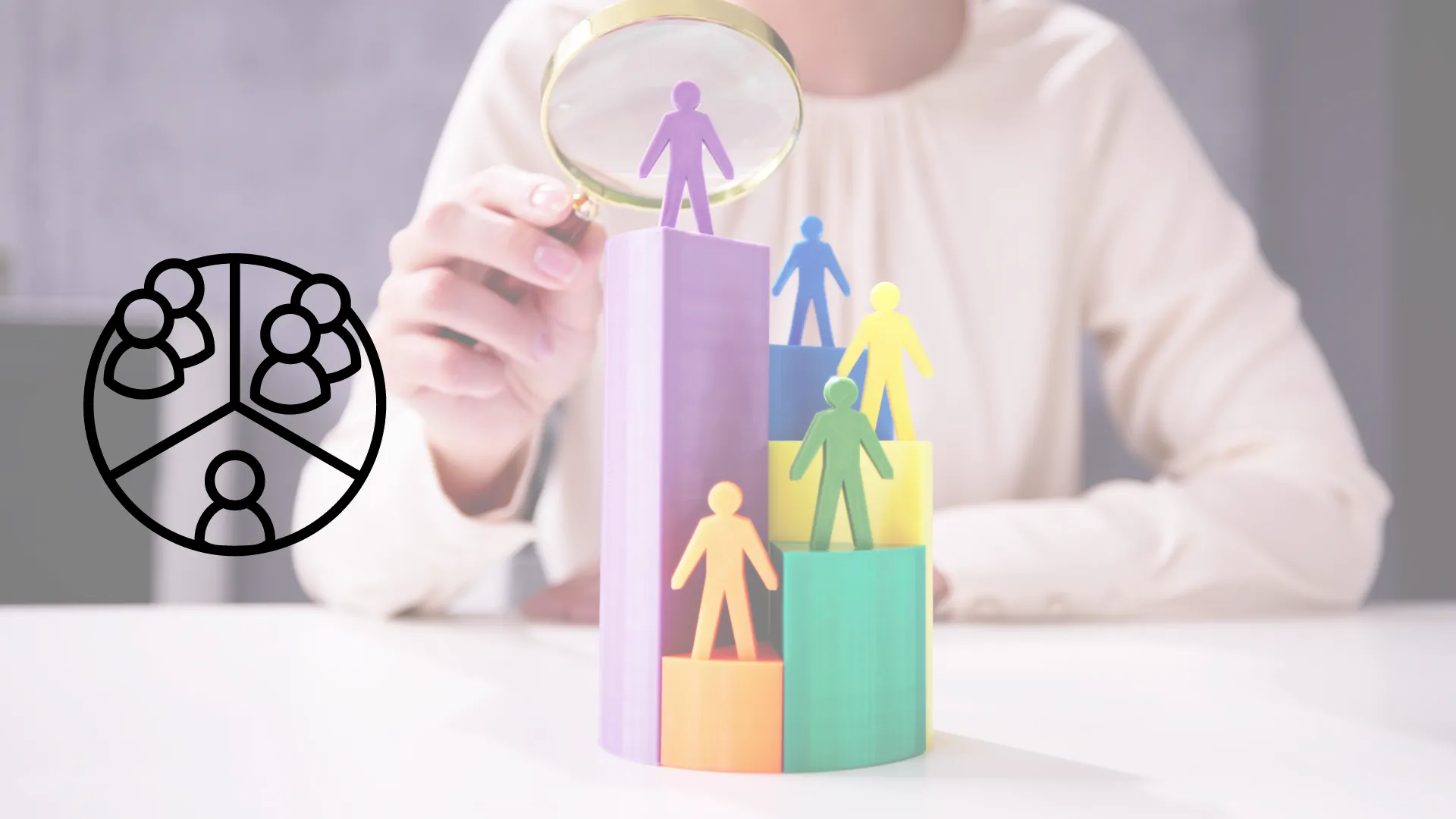 Mujer en escritorio utilizando lupa en una maqueta aluciva a la segmentacion