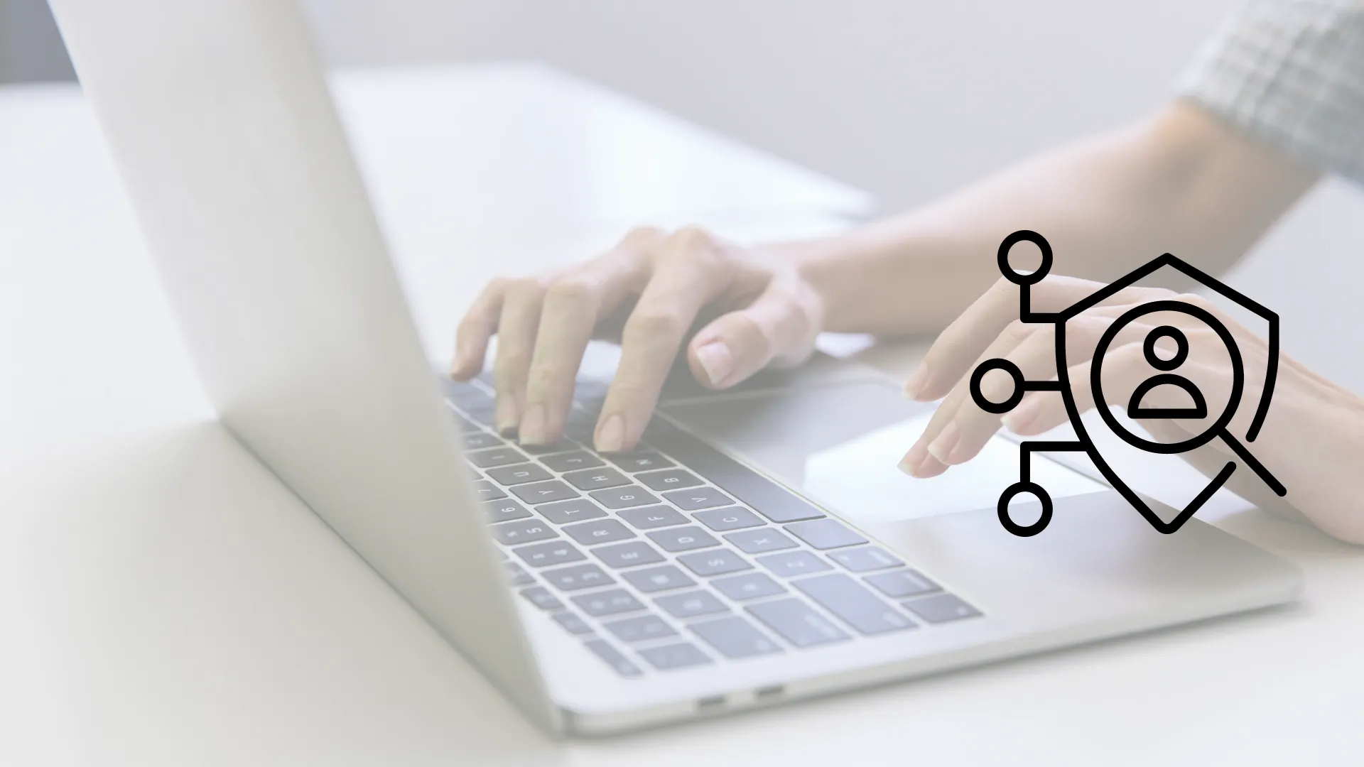 Persona utilizando laptop en escritorio