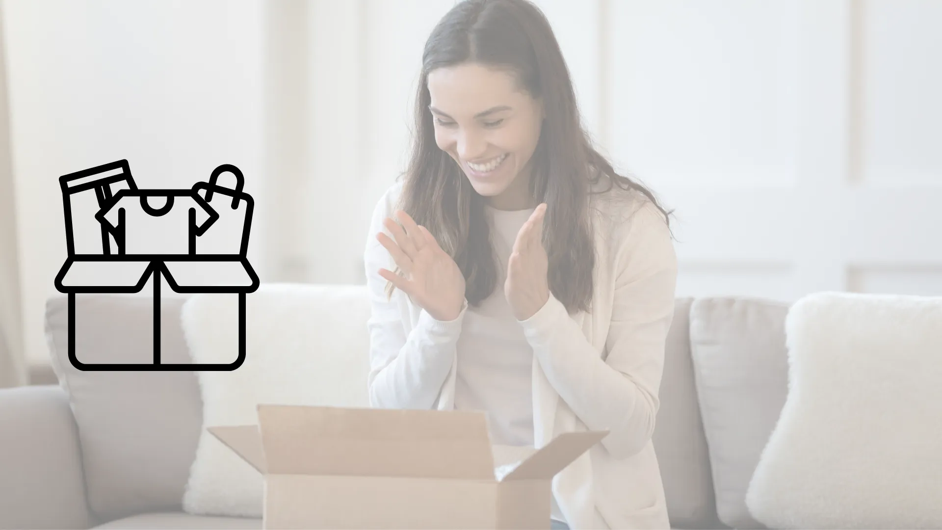 Mujer joven abrienda una caja de carton emocionada en su sala