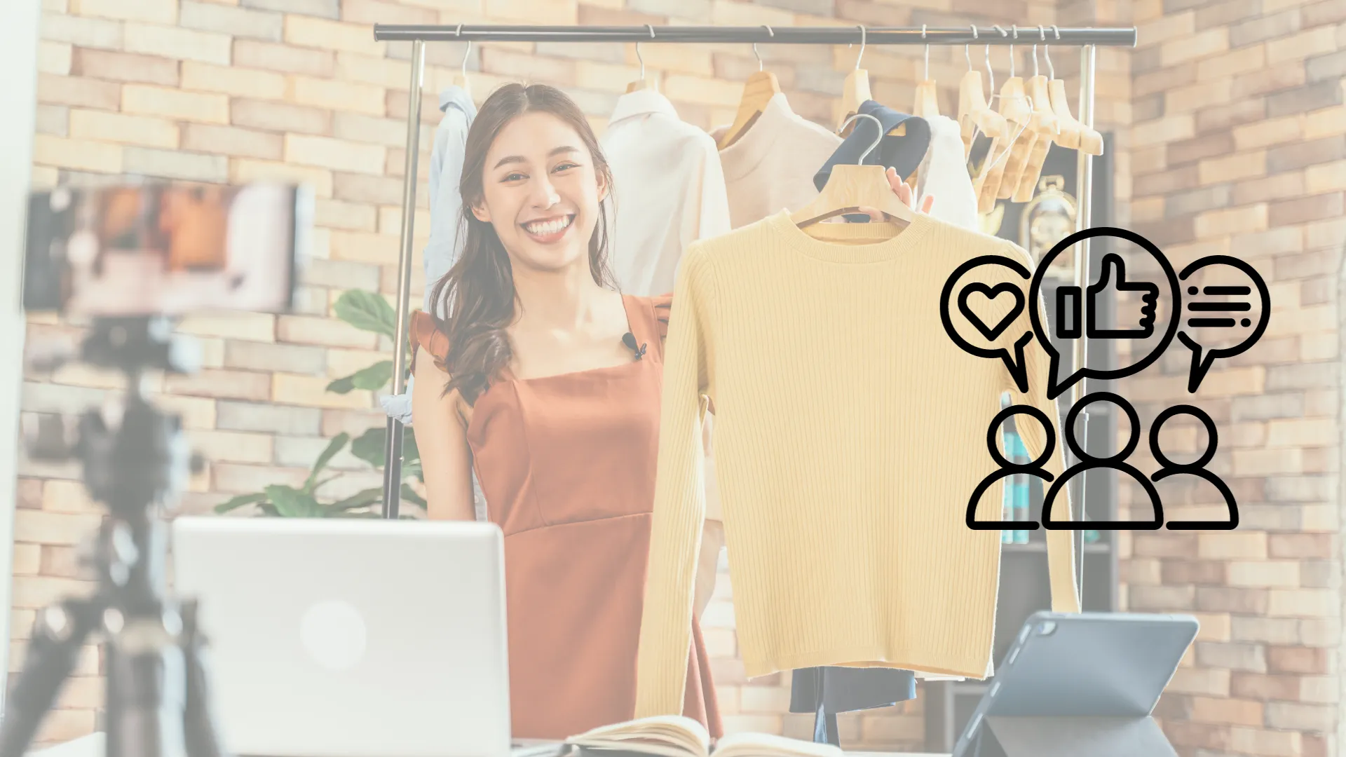 Mujer latina realizando 'live' de moda en casa 