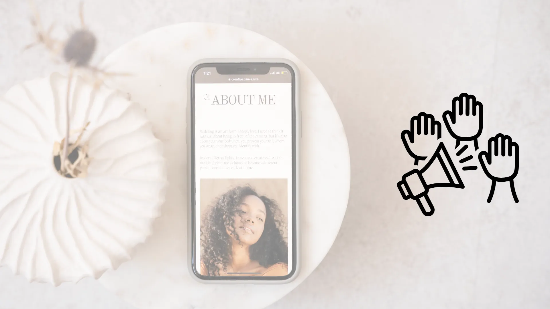 Mesa elegante con un smartphone que tiene un sitio web personal