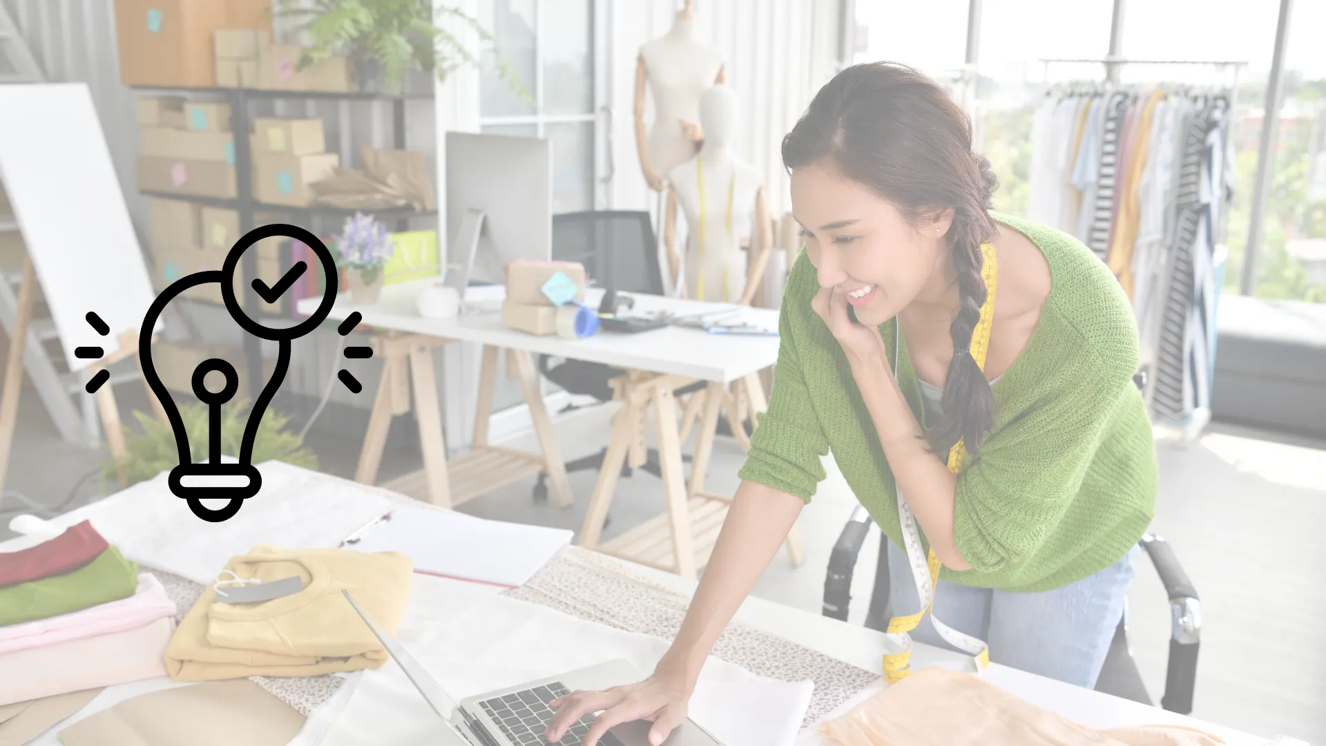Mujer emprendedora en oficina hablando por telefono y usando laptop
