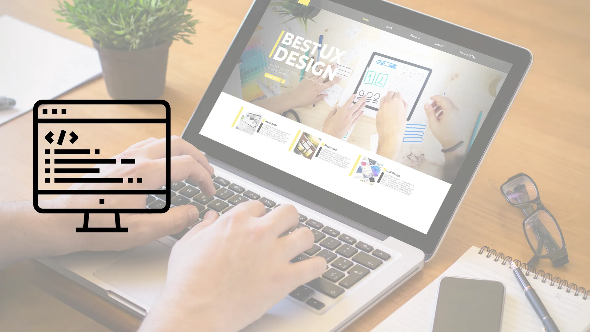 Persona trabajando en laptop viendo un sitio web en una oficina