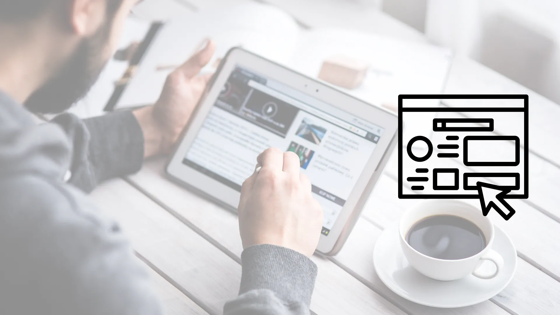 Hombre utilizando tablet visualizando pagina web