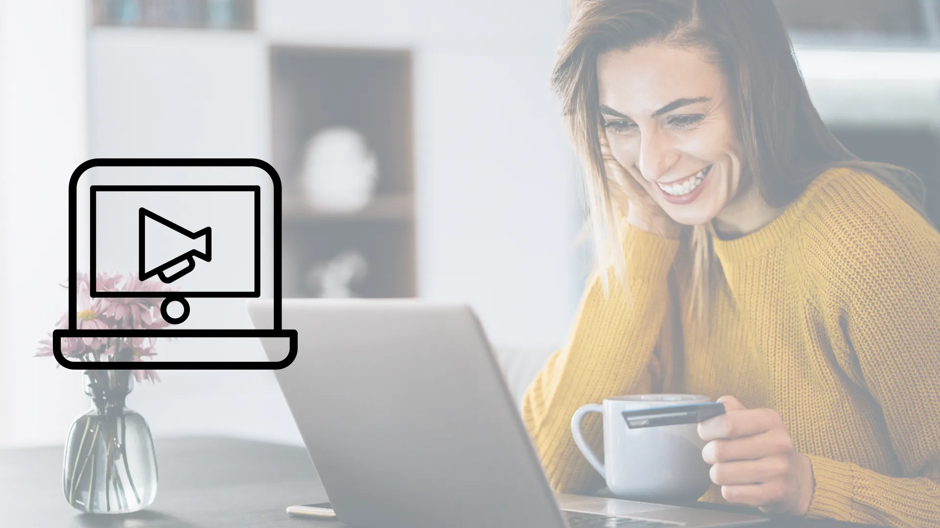 Mujer en oficina sonrienda frente a laptop tomando taza de cafe