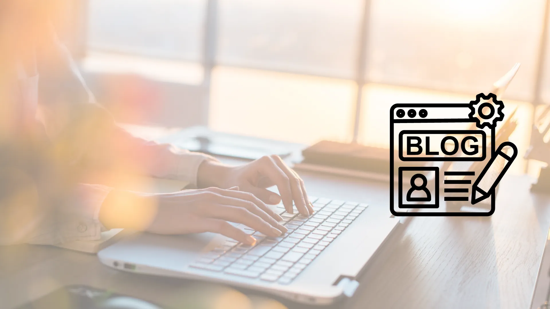 Mujer utilizando laptop en oficina