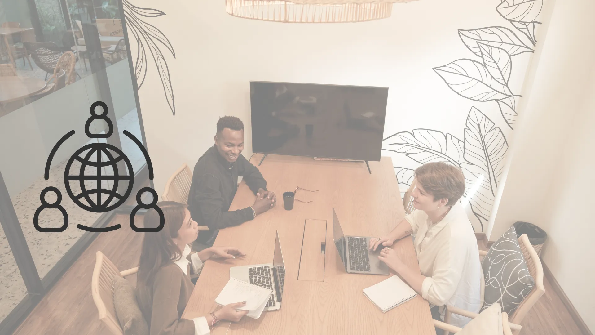 Jovenes en oficina minimalista platicando entre ellos