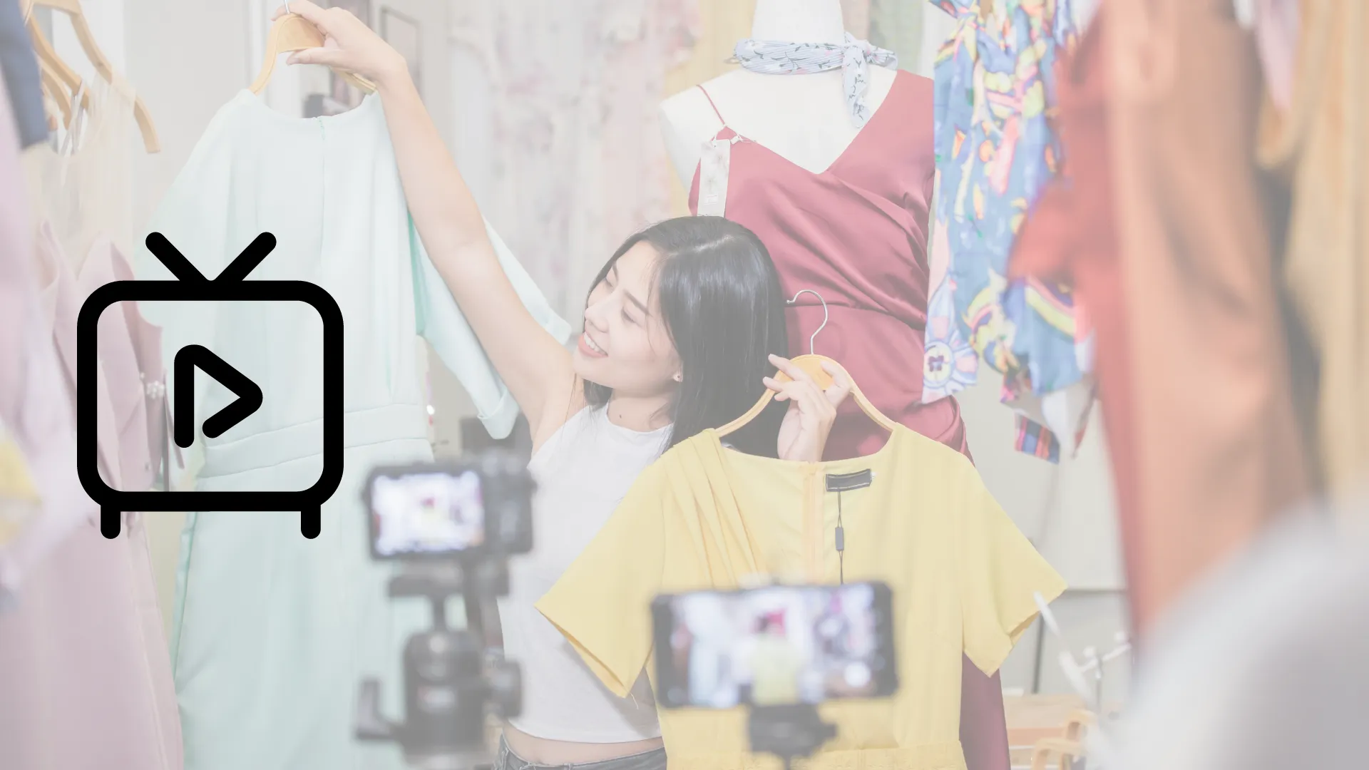 Mujer asiatica transmitiendo en vivo mostrando prendas de moda