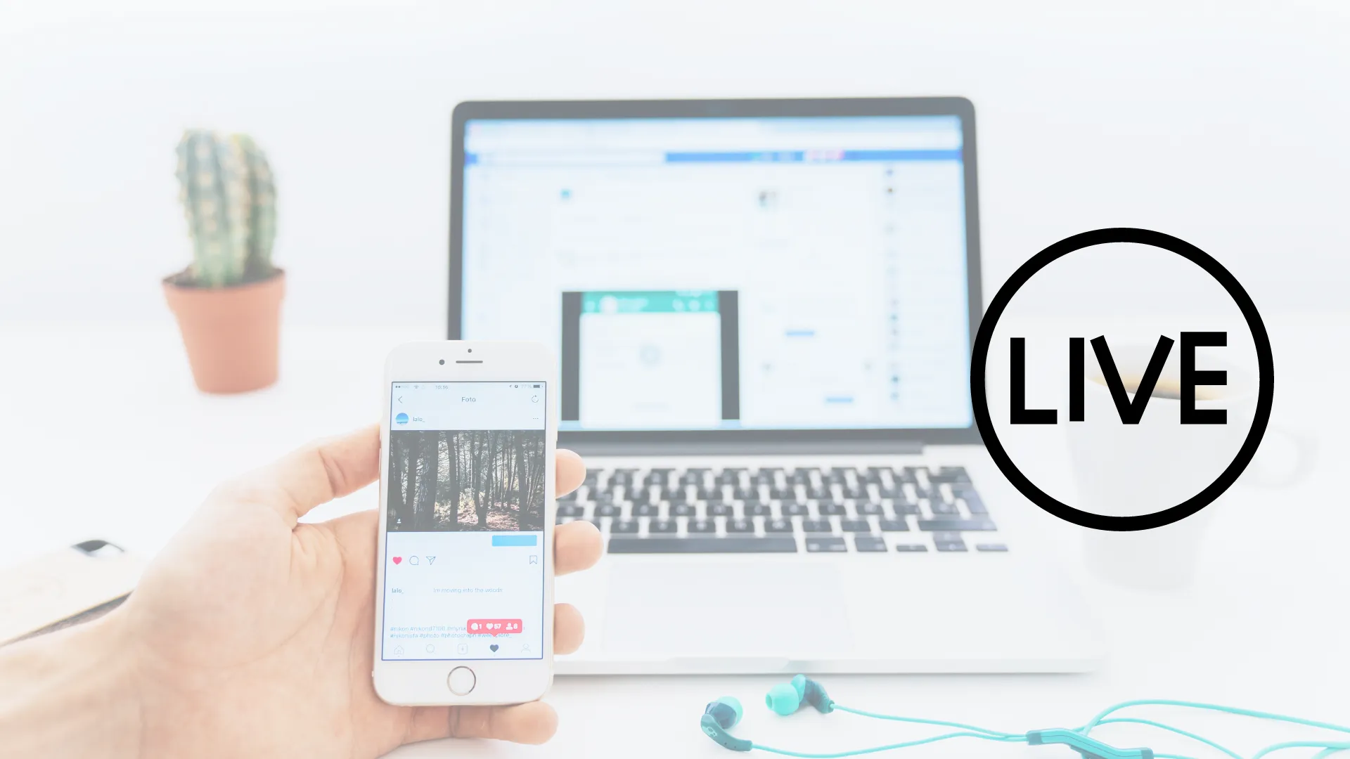 Smpartphone y Laptop en Instagram sobre un escritorio minmalista