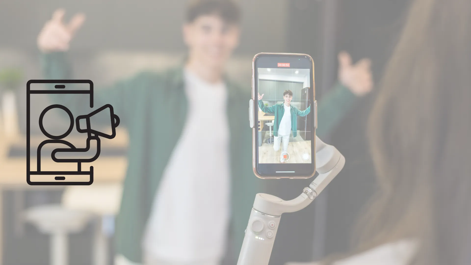 Joven realzando transmisión en vivo a través de smartphone