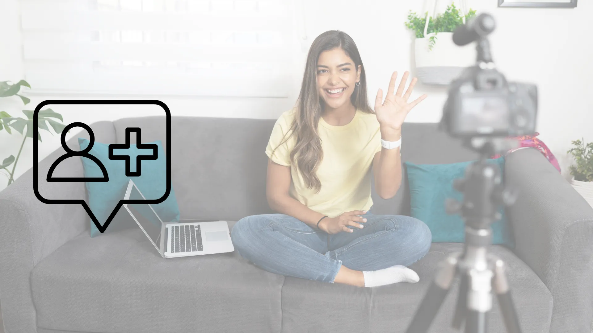 Mujer castaña grabando contenido para redes en una sala de estar