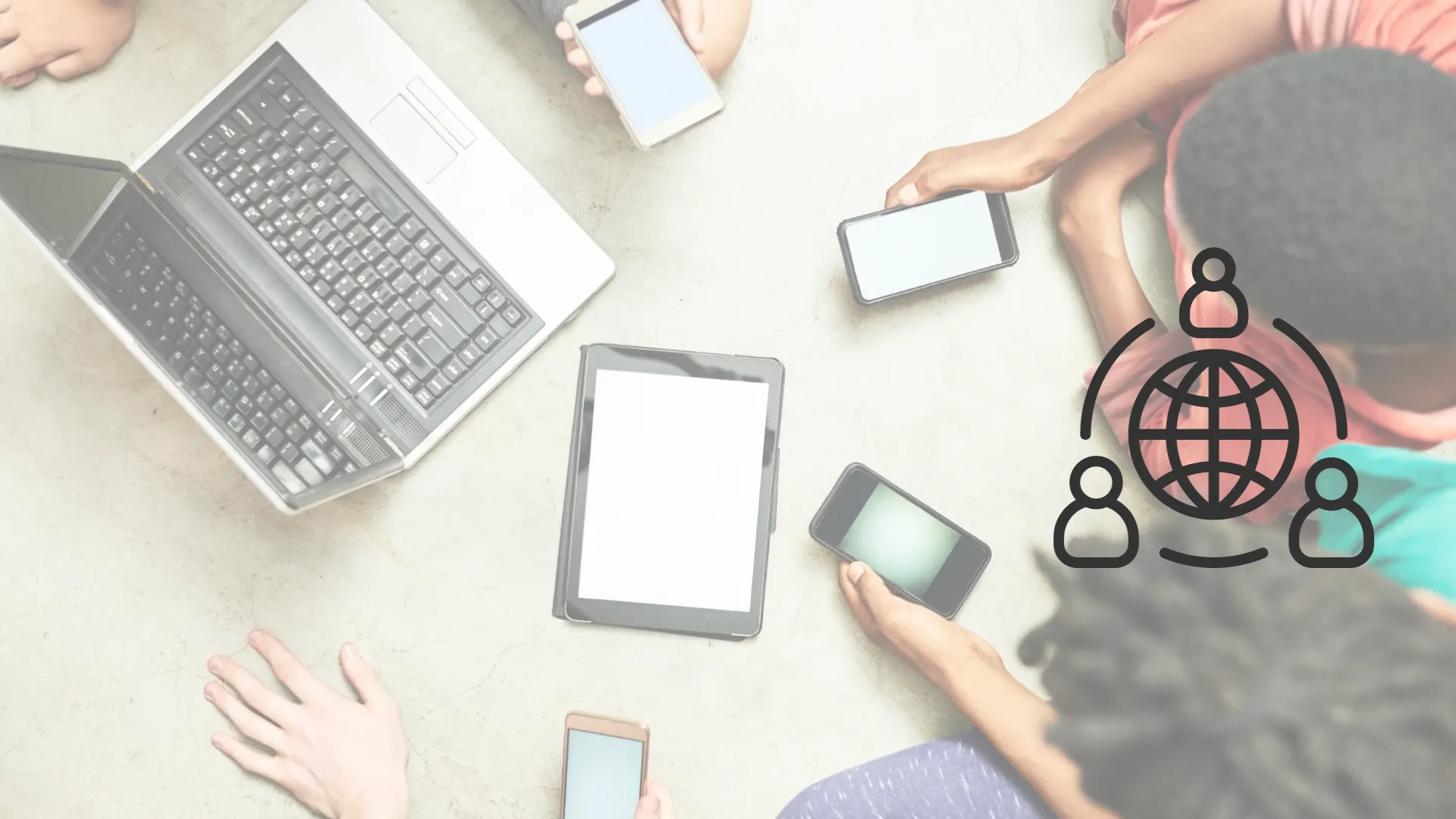 Jovenes en escritorio con sus smartphones y una laptop