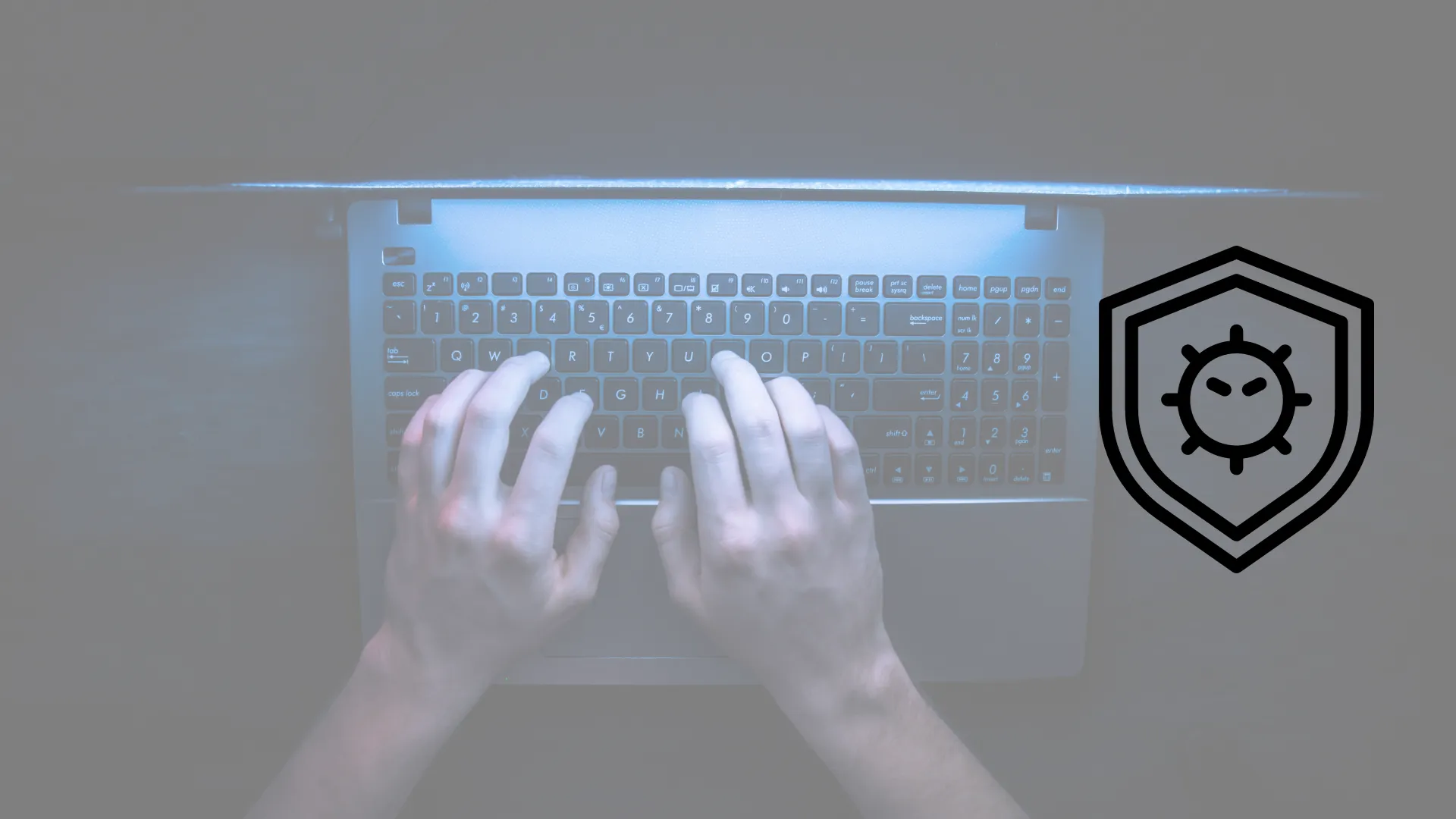 Persona utilizando laptop en un cuarto oscuro