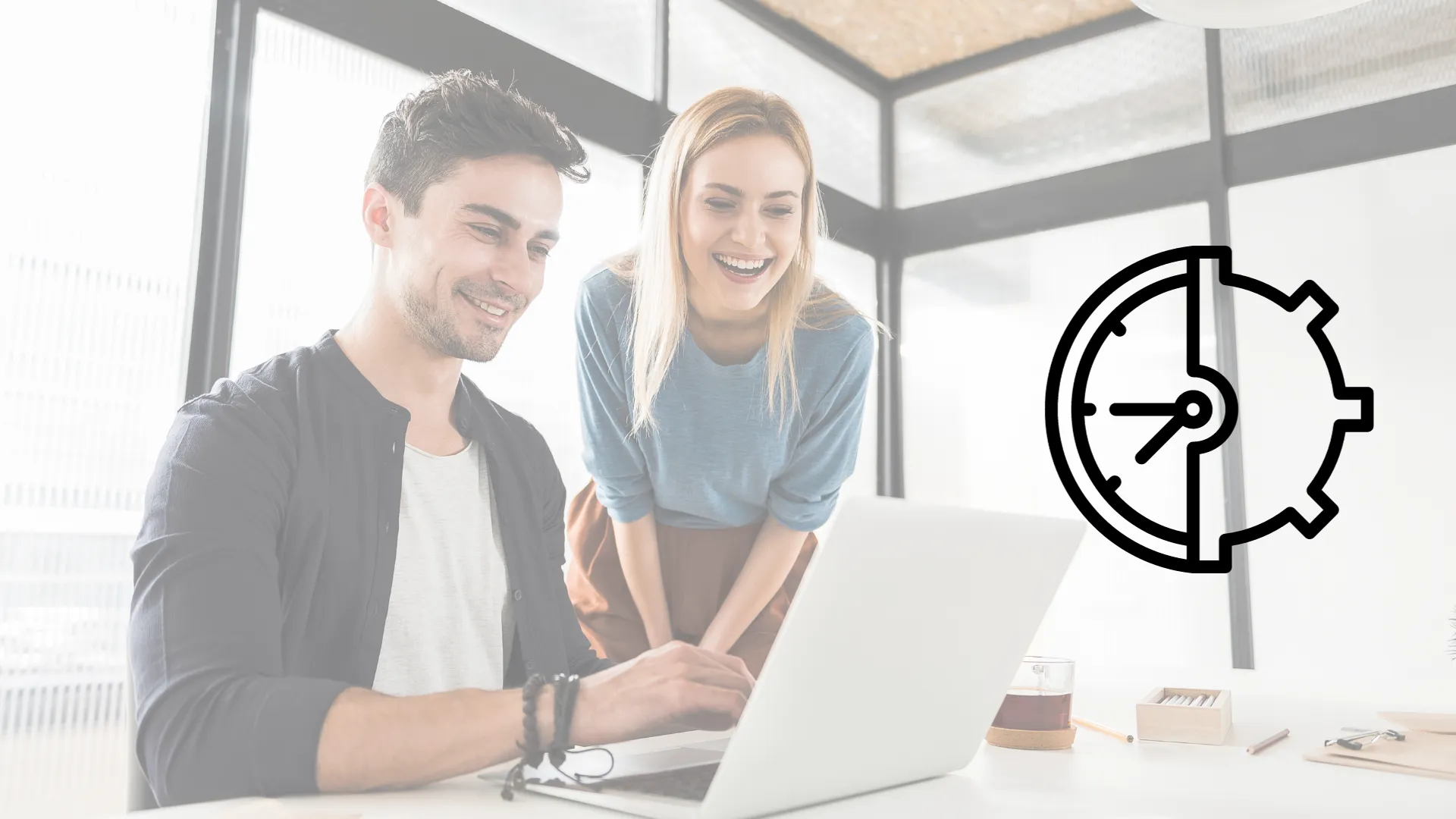 Mujer y hombre joven en oficina moderna viendo laptop