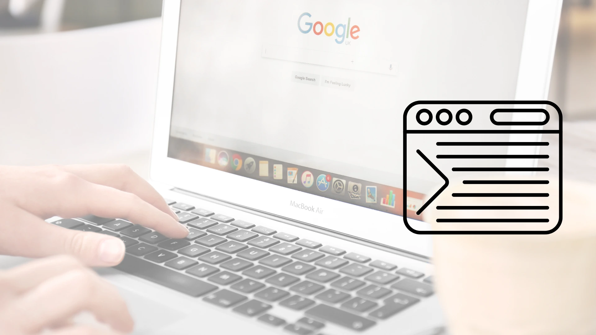 Persona utilizando laptop en una oficina con la página de Google en ella