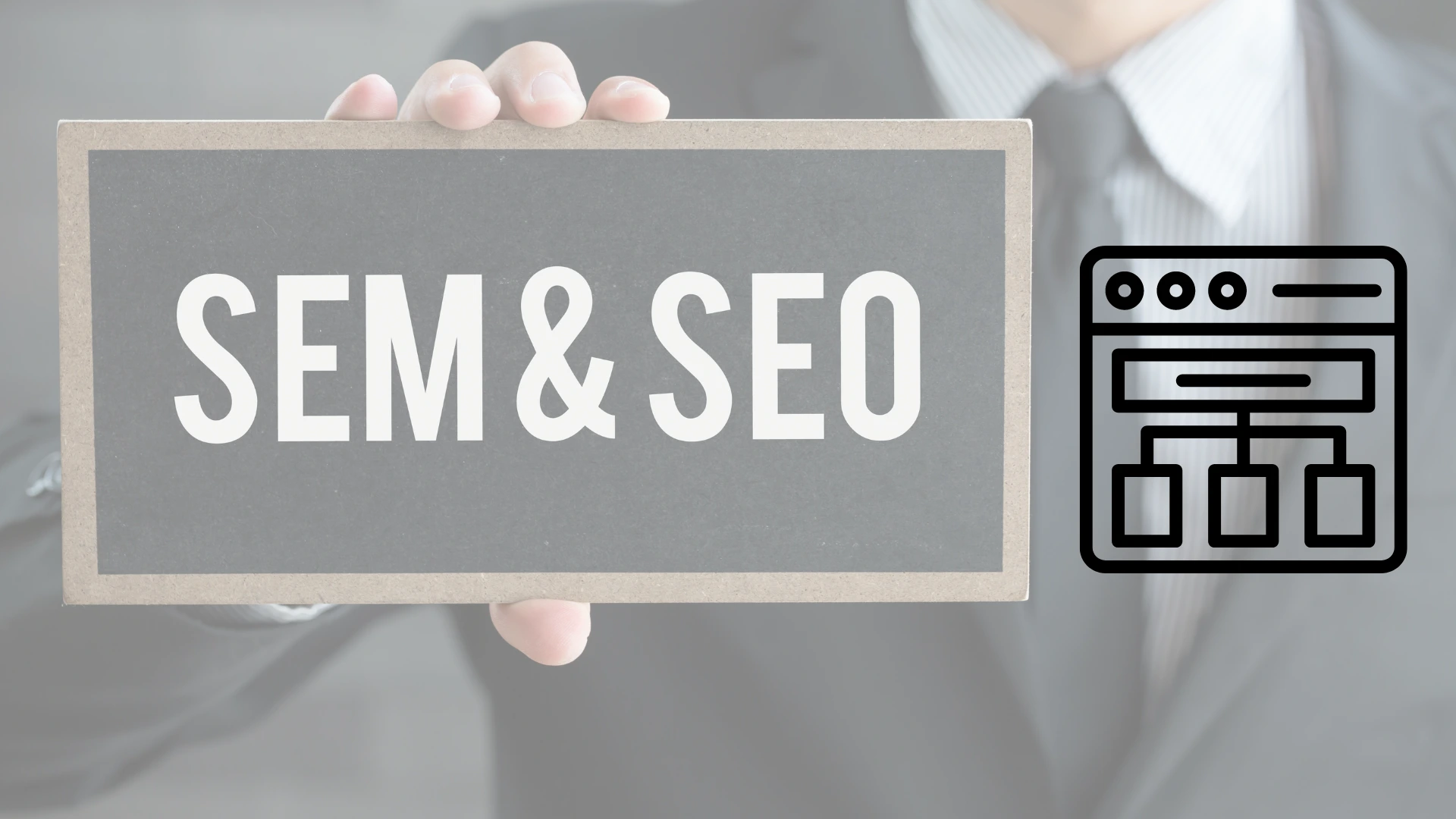 Oficiniasta sosteniendo un letrero con las letras SEO & SEM 