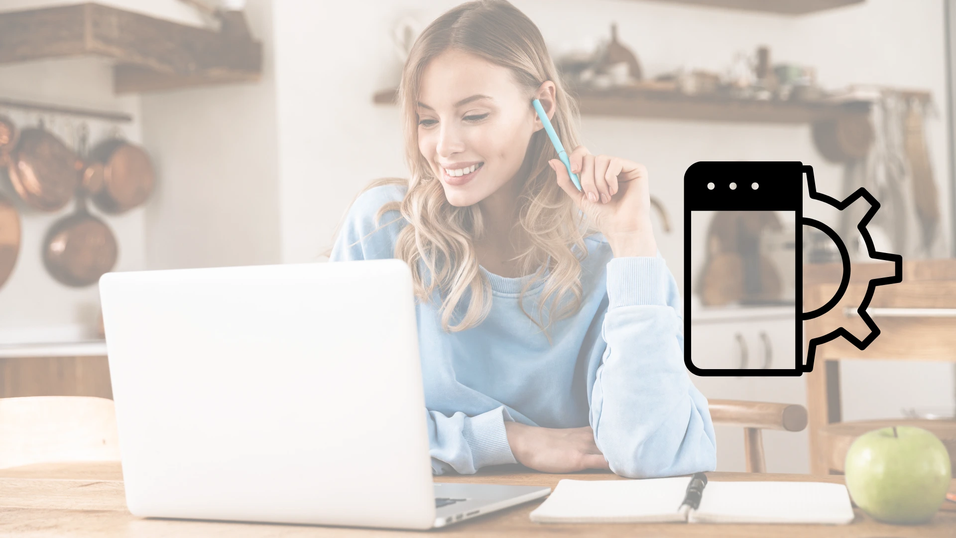 Mujer caucasica sonriente en su hogar utilizando laptop 