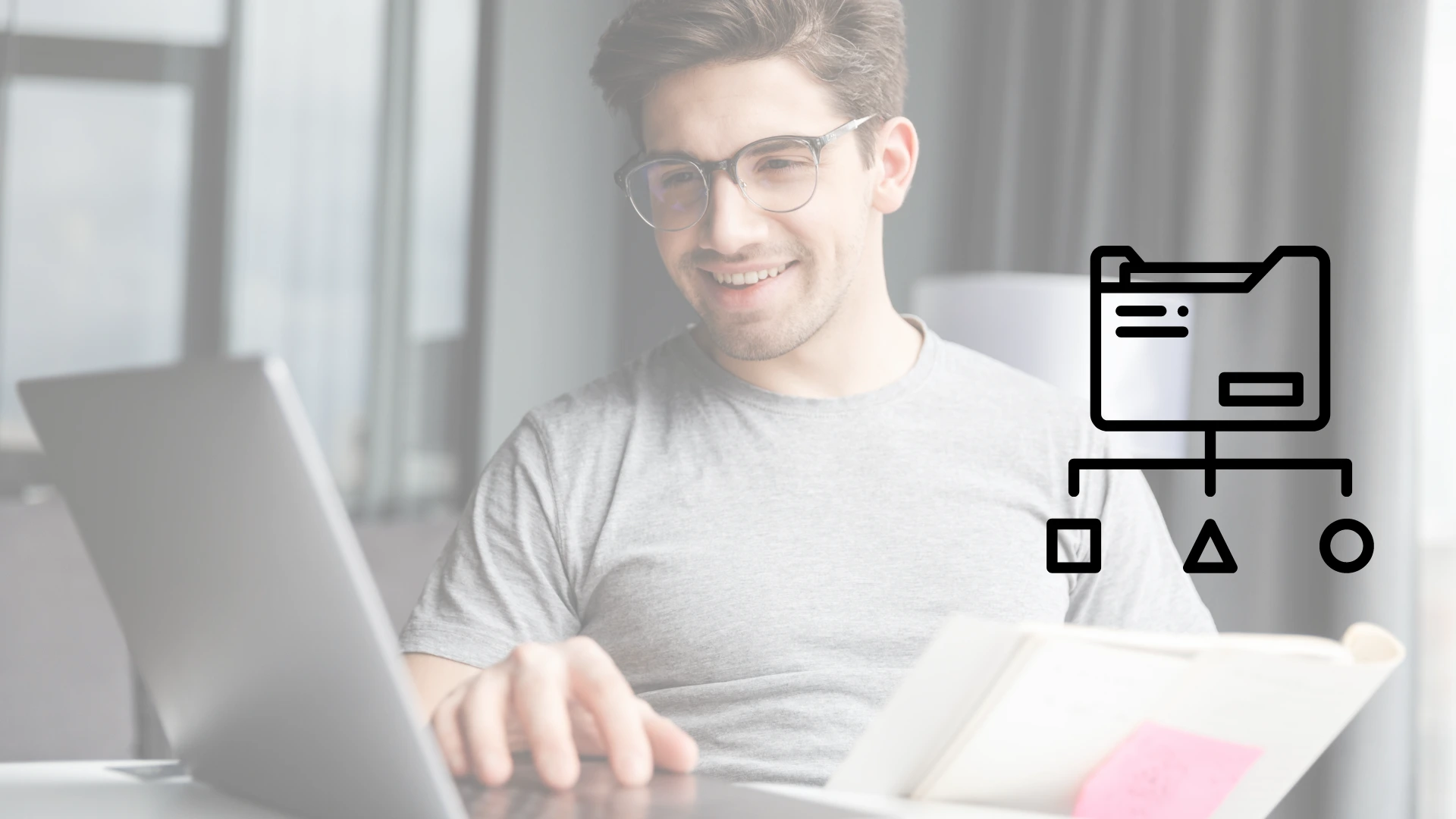 Hombre caucasico sonriente en oficiona utilizando laptop