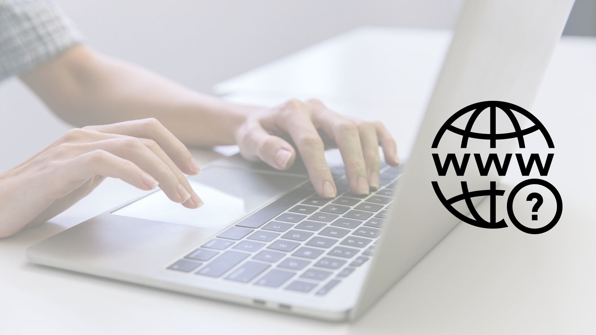 Hombre utilizando laptop en oficina 