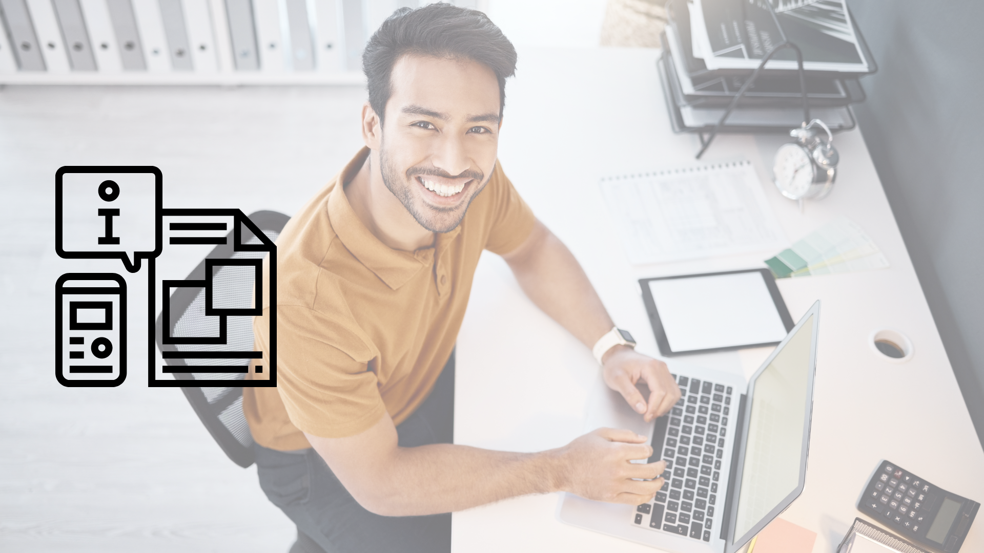 Hombre latino sonriente trabajando en laptop en un oficina