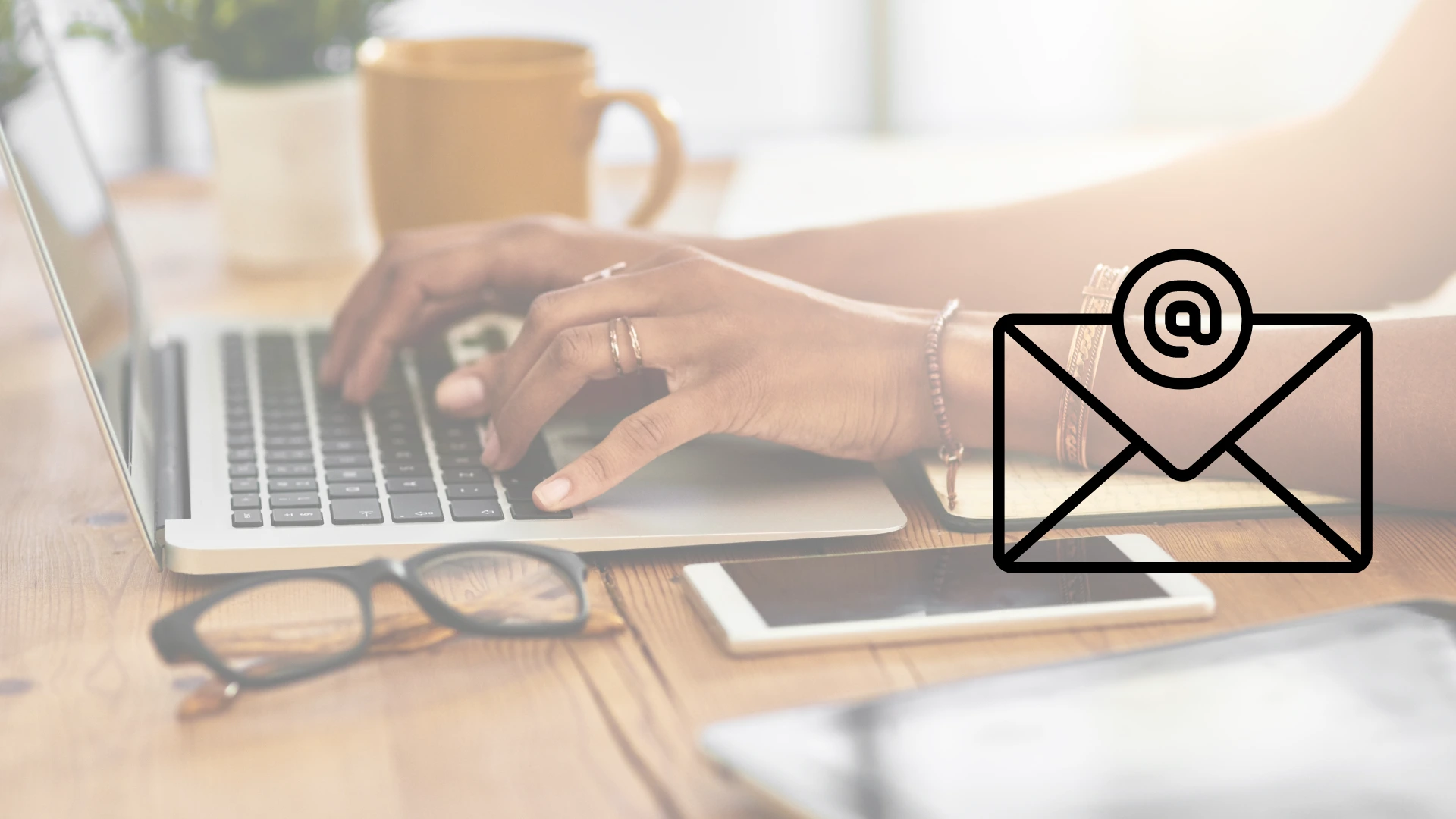 Mujer utilizando laptop en escrutorio de madera