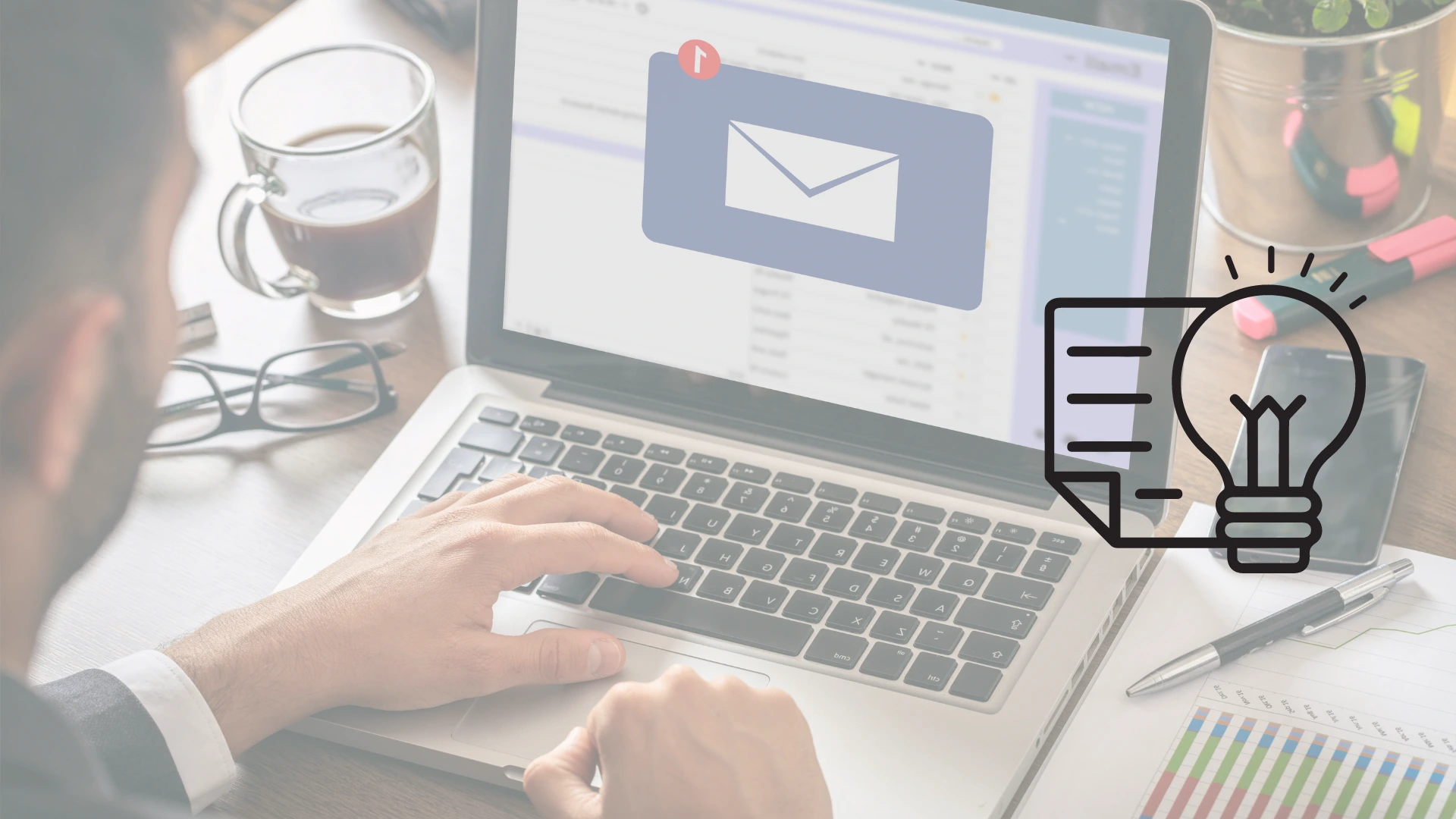 Hombre en oficina, trabajando en laptop, en la pantalla una interfaz de email