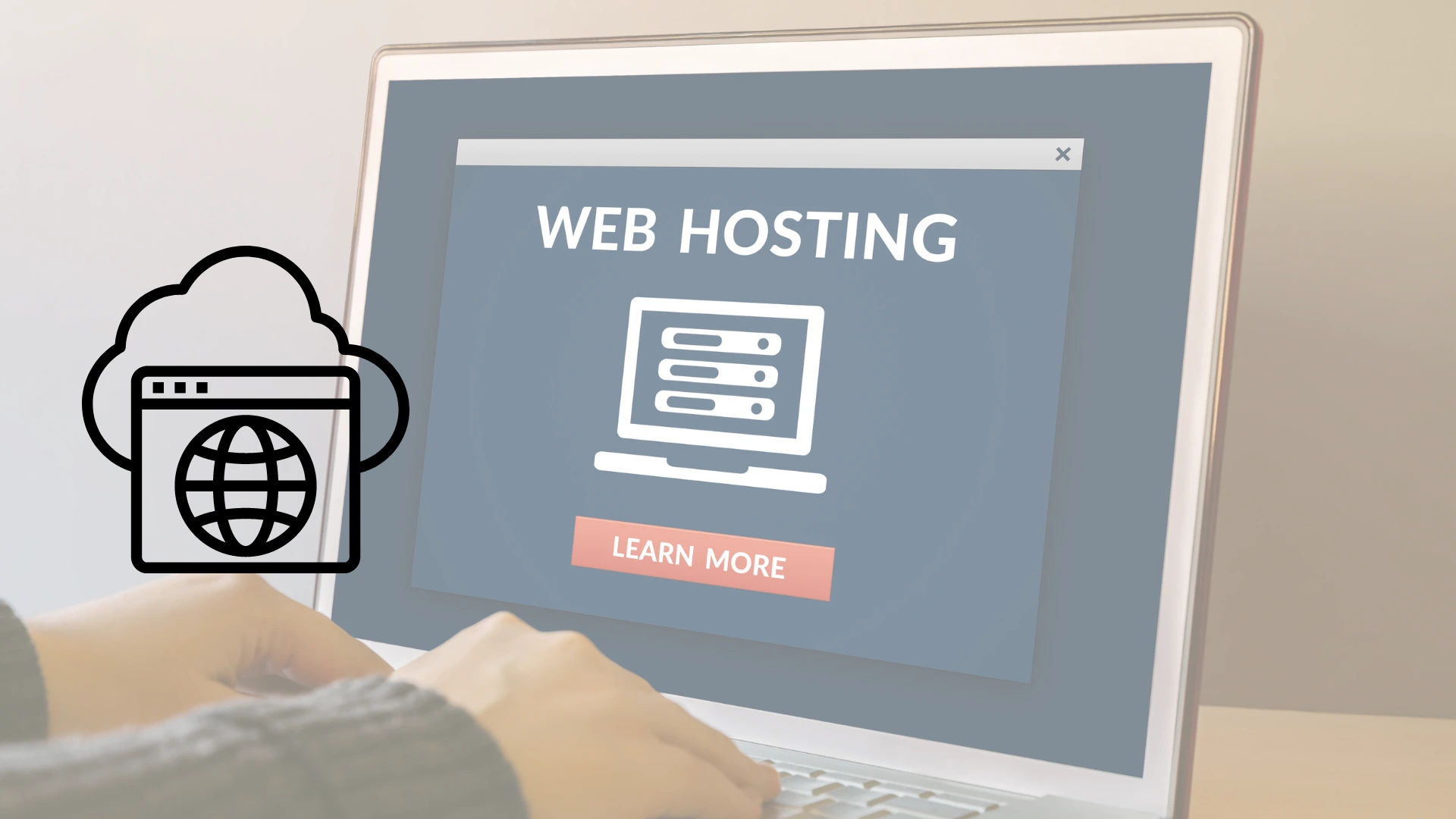 Laptop en una mesa con un sitio web de hosting en la pantalla