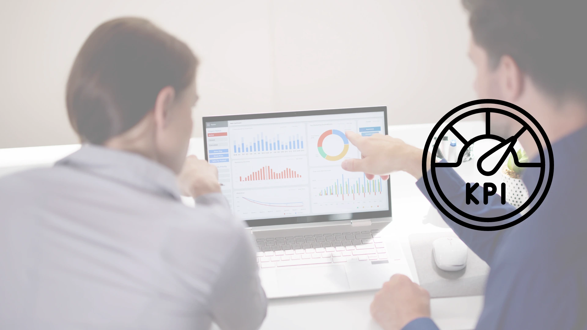 Jovenes en oficina interactuando con laptop, realizando análisis de gráfica