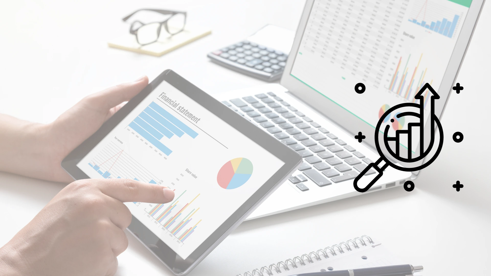 Persona en una esctorio utilizando una tablet con una gráfica