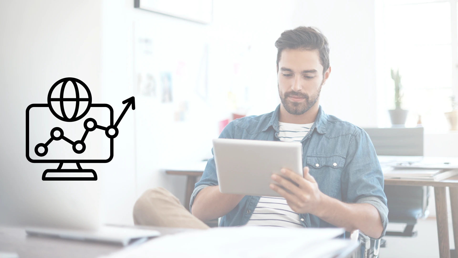 Hombre jóven en oficina utilizando tablet