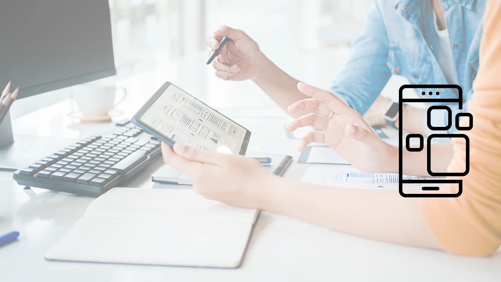 Personas en esctorio moderno utilizando tablet con una imagen de UX