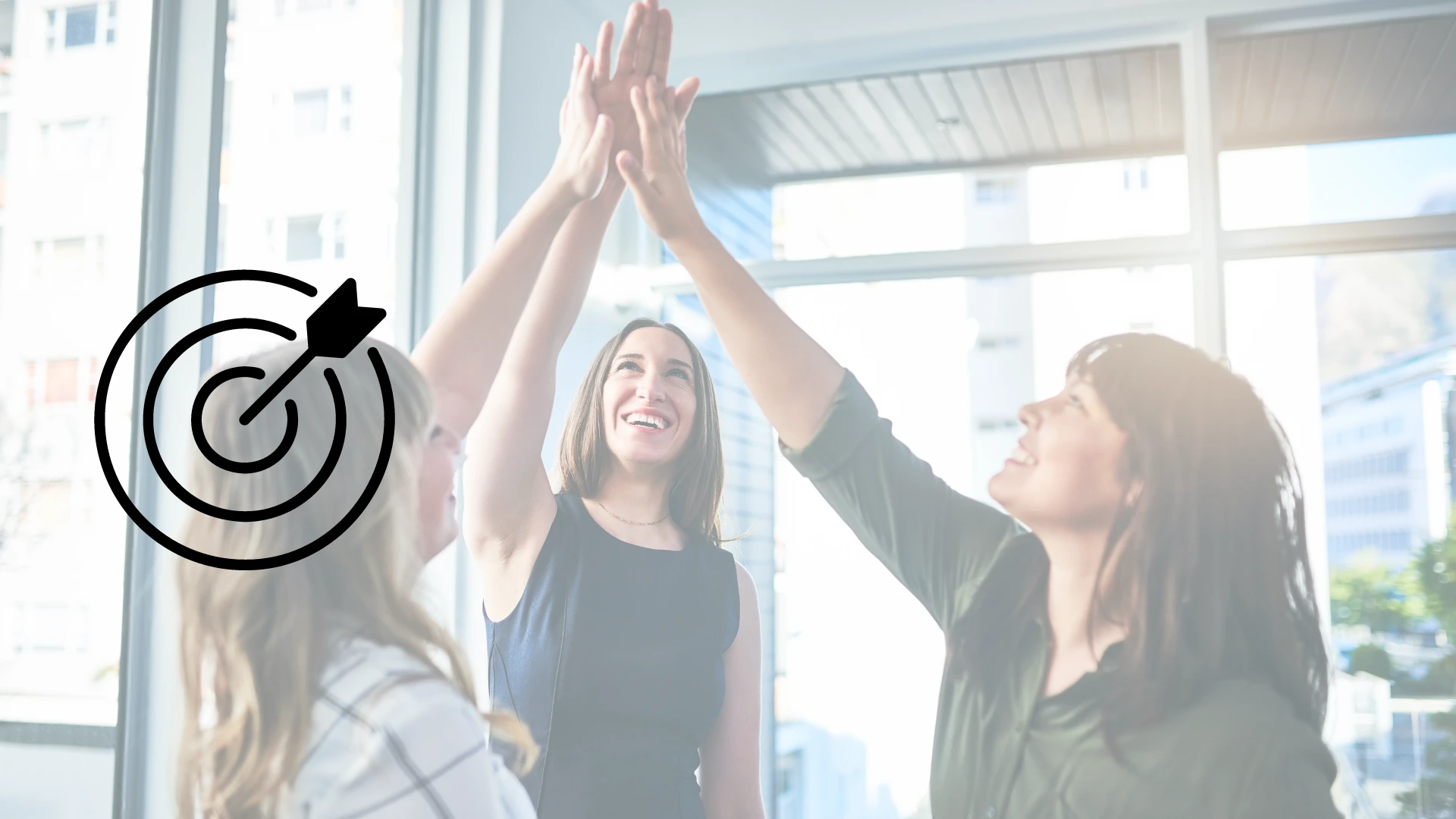 Jóvenes empresarias chocando la mano en señal de victoria