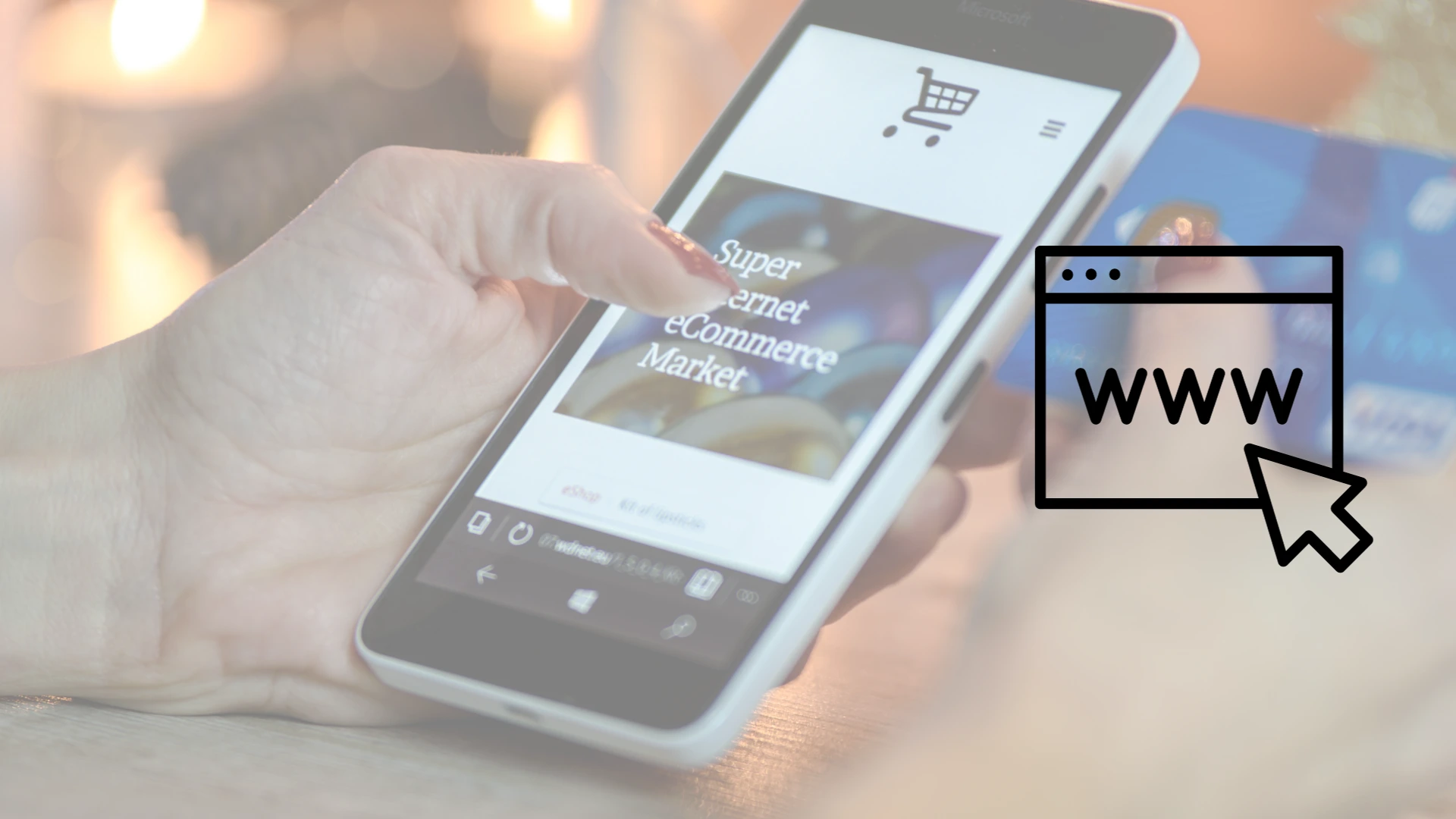 Mujer con smartphone con imagen de sitio web