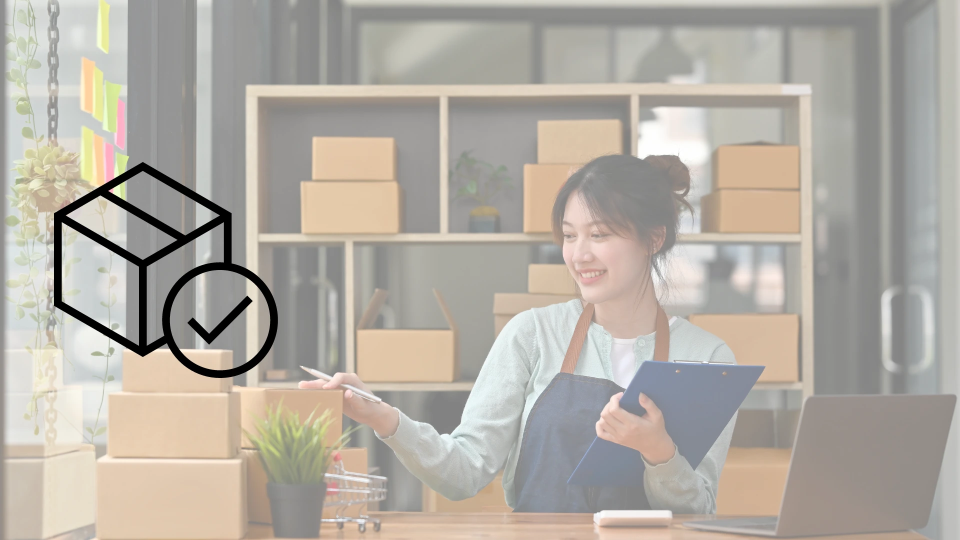 Mujer emprendedora en negocio con cajas de inventario y laptop