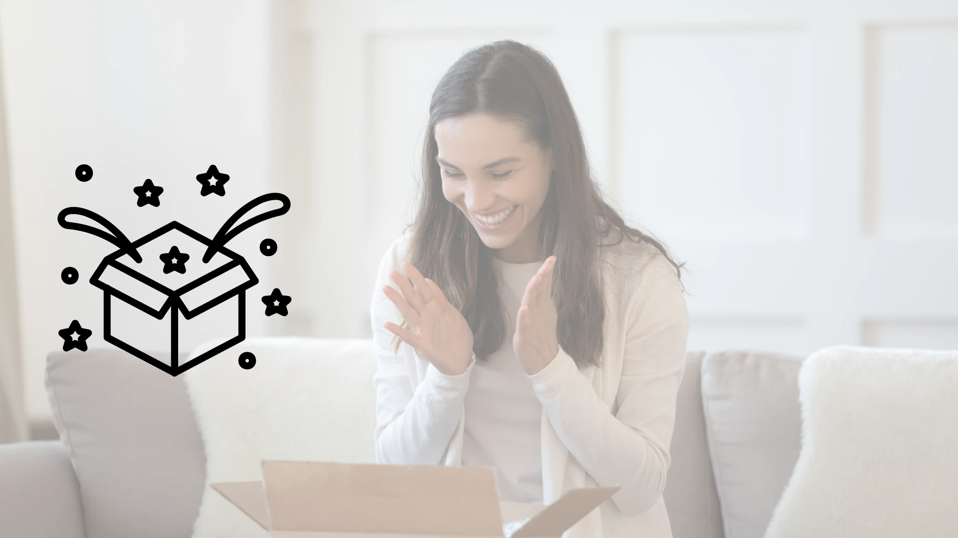 Mujer joven sonriente en su hogar abrienta una caja de cartón de productos