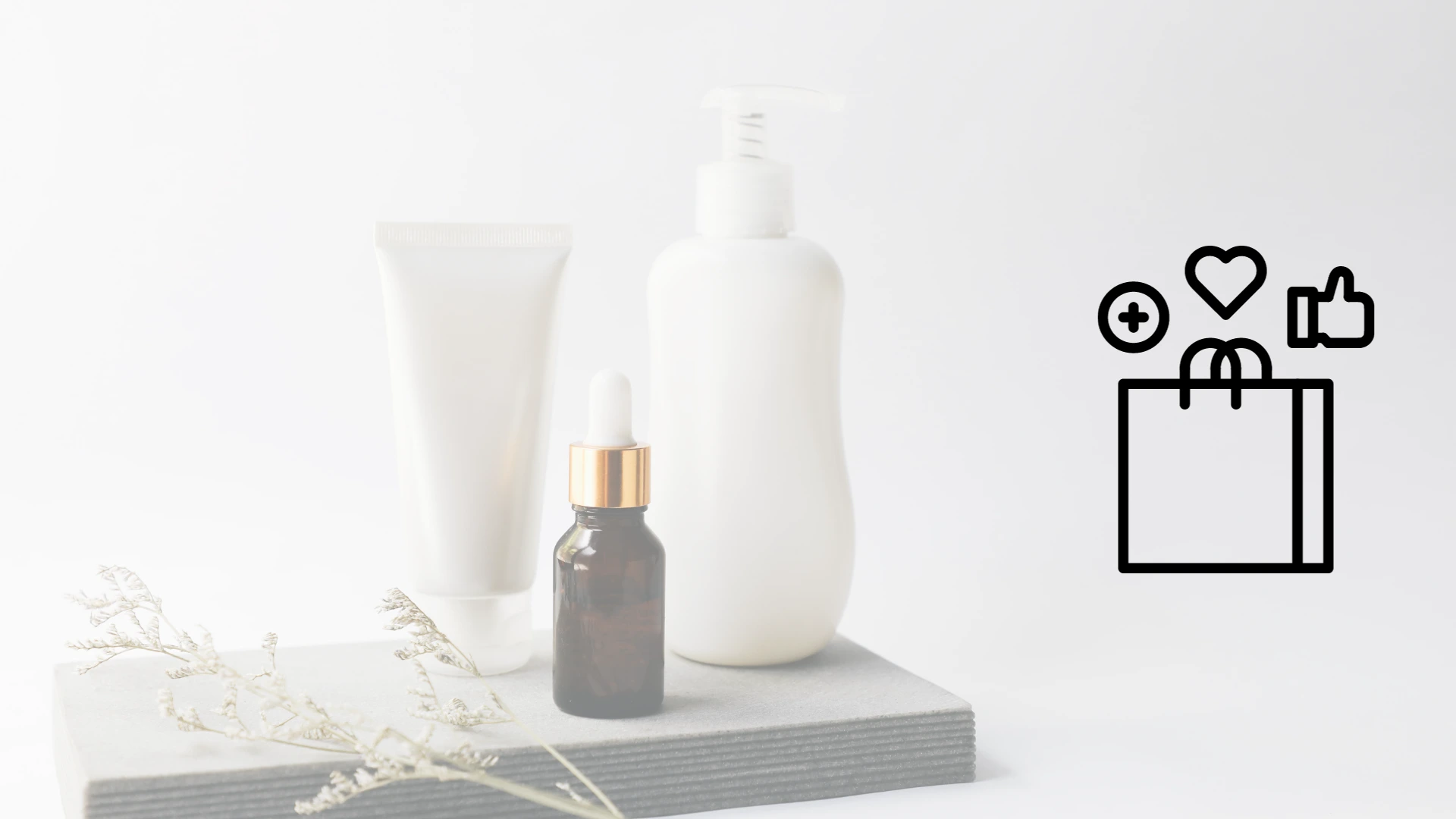 Combo de productos de belleza minimalistas en una mesa blanca