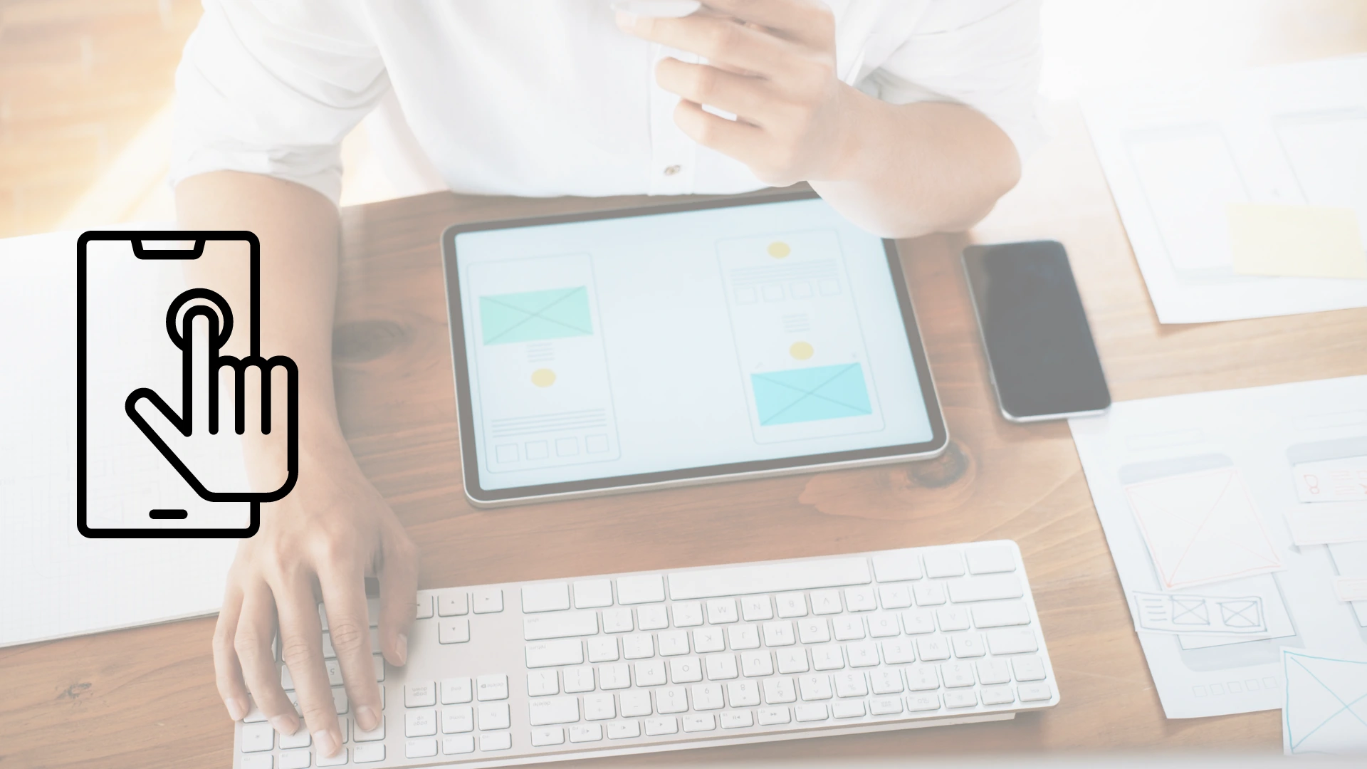 Hombre en escritorio de madera con smartphone y tablet trabajando en UI