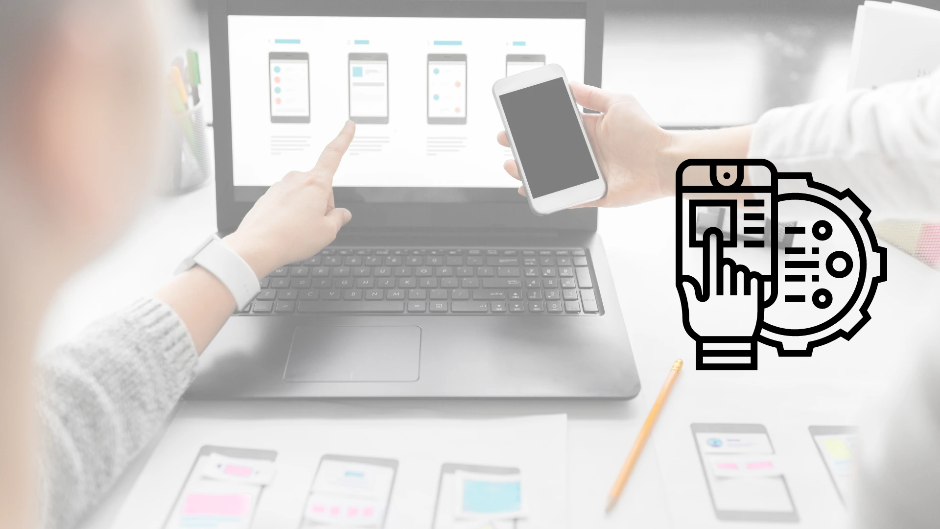 Jovenes en escritorio moderno con laptop y smartphone trabajando en UI