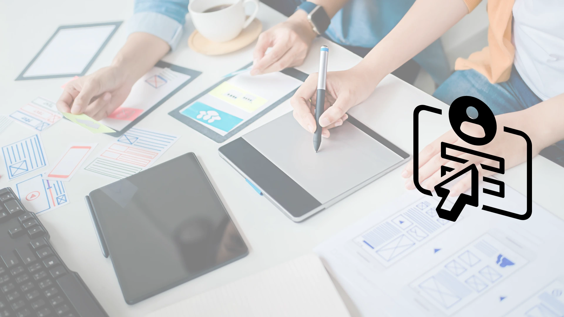 Jovenes trabajando en escritorio moderno con laptop y papeles alusivos a UI