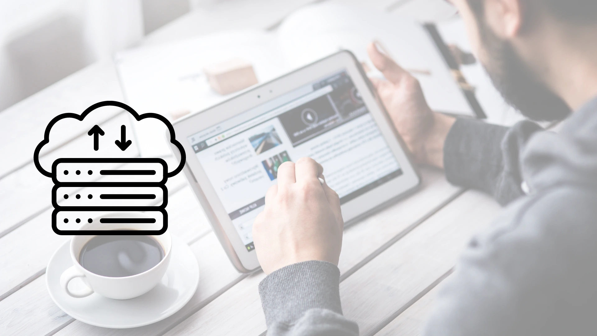 Hombre de oficina en un escritorio viendo sitio web en una tablet