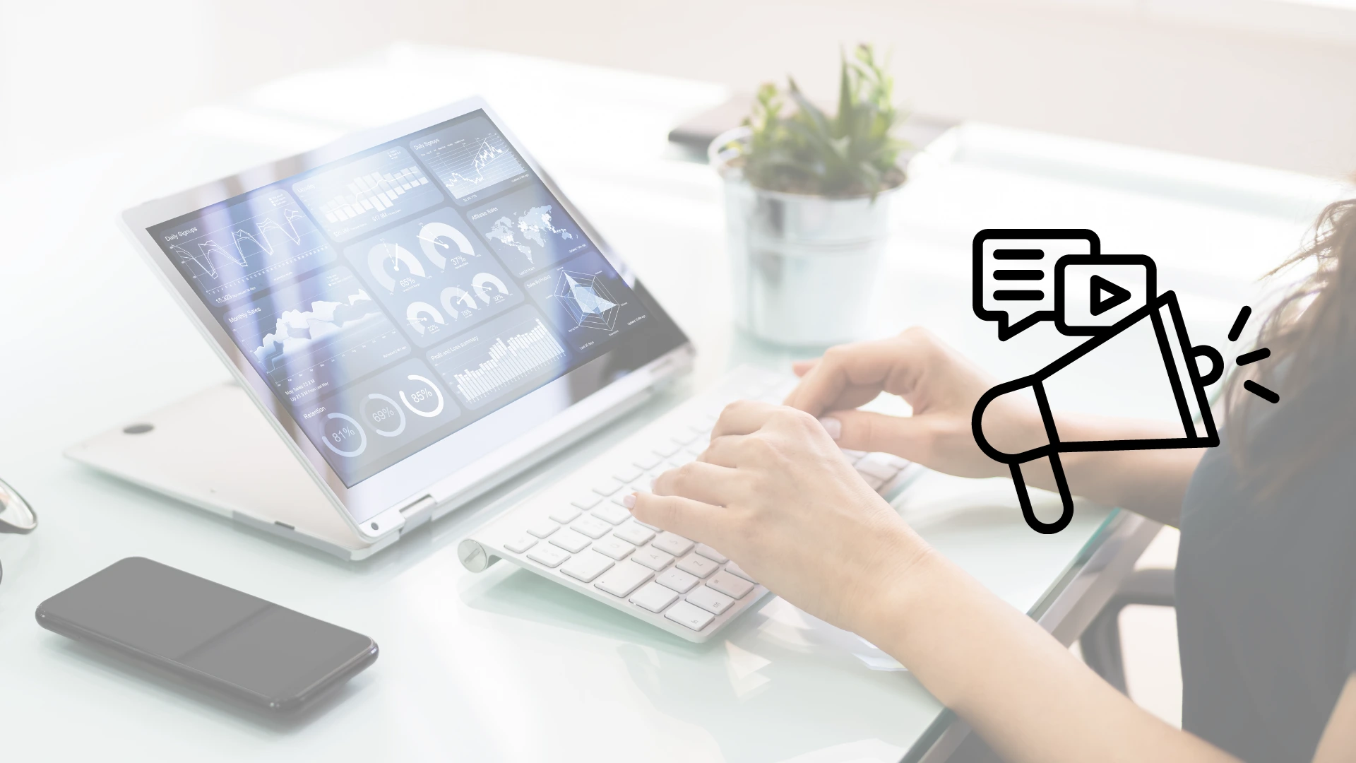 Mujer de oficina minimalista trabajando en laptop viendo análisis de datos referentes a marketing digital