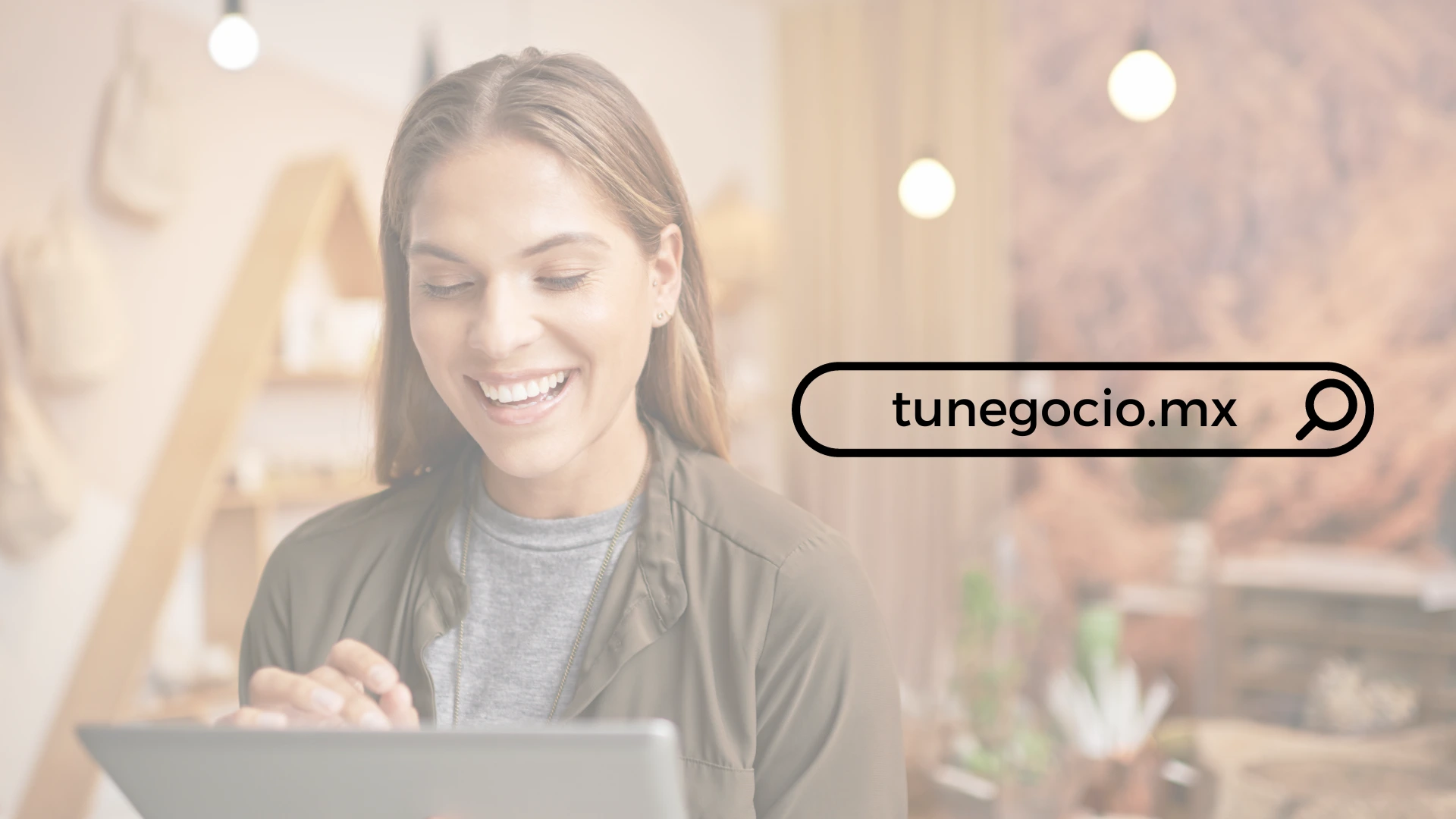 Mujer latina sonriente utilizando tablet en una habitación