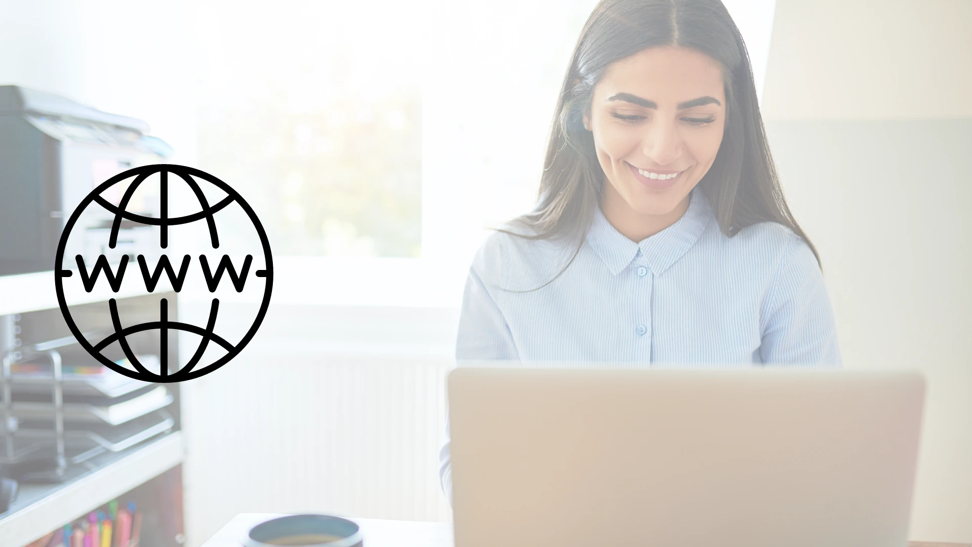 Mujer latina sonriente trabajando en una lapto dentro de una oficina minimalista