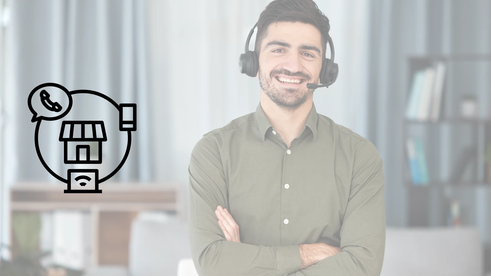 Hombre joven latino sonriente en oficina informal con diadema de atención al cliente